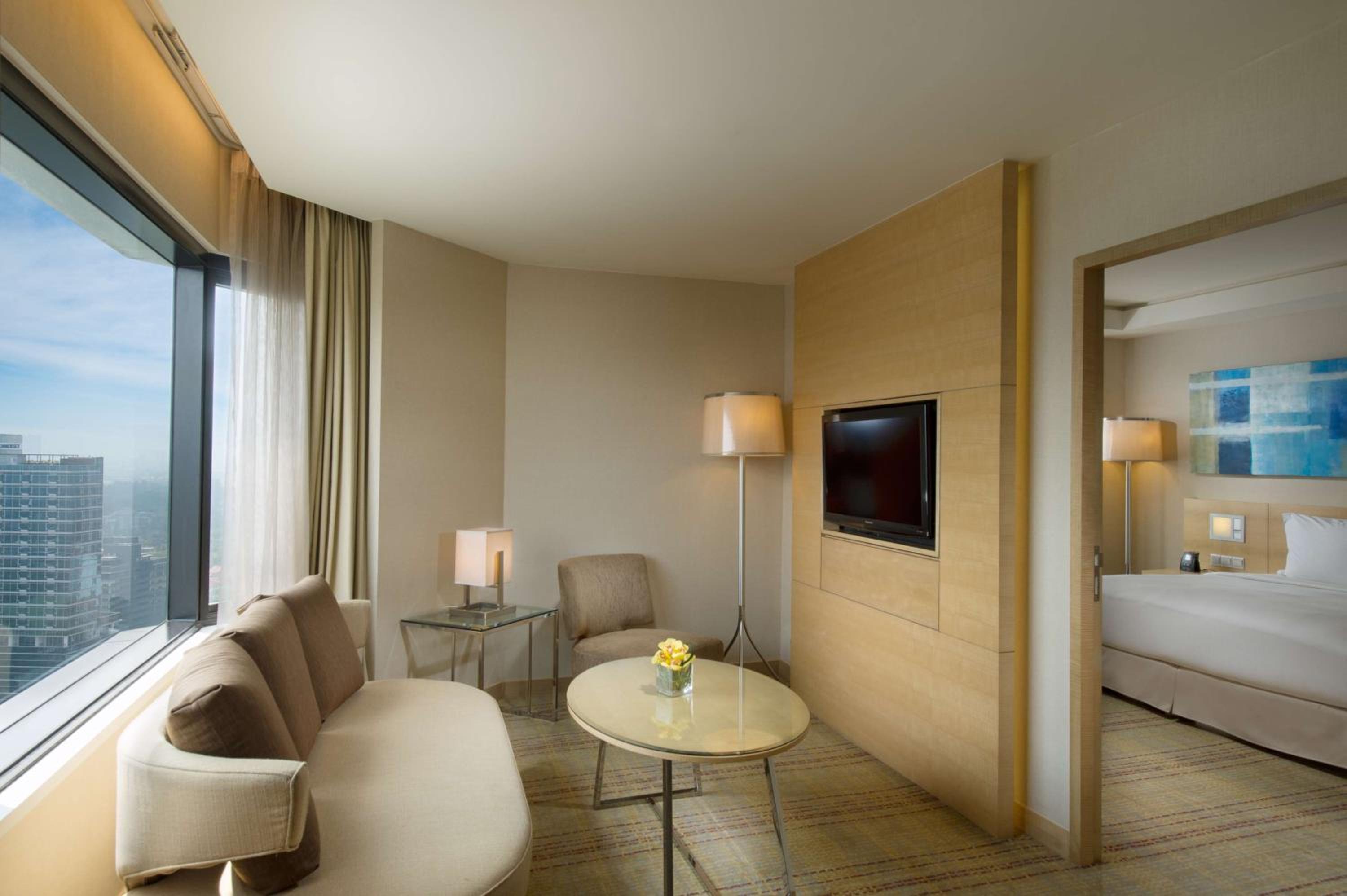 Deluxe King Suite with Lounge Access