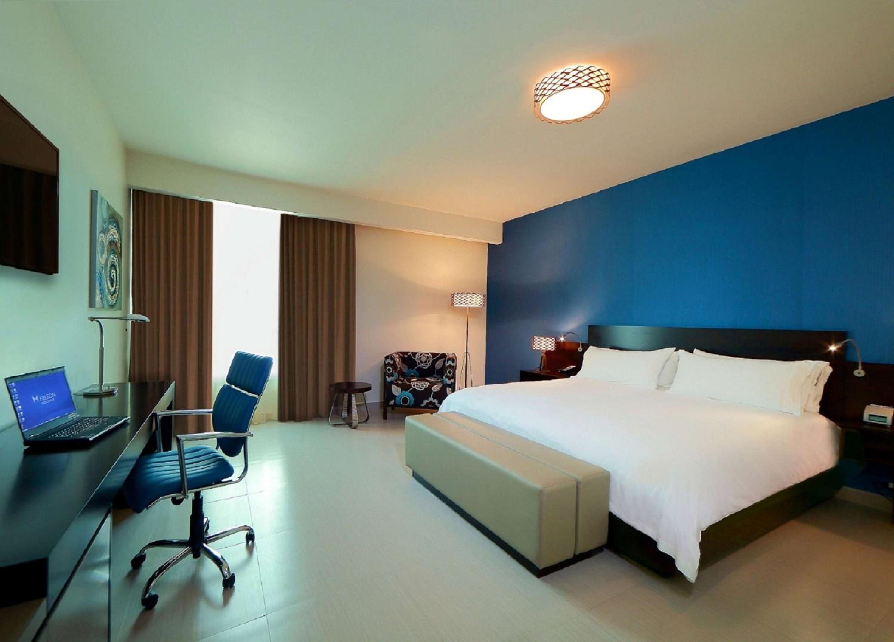 King Room with Roll-In Shower - Disability Access photo 2
