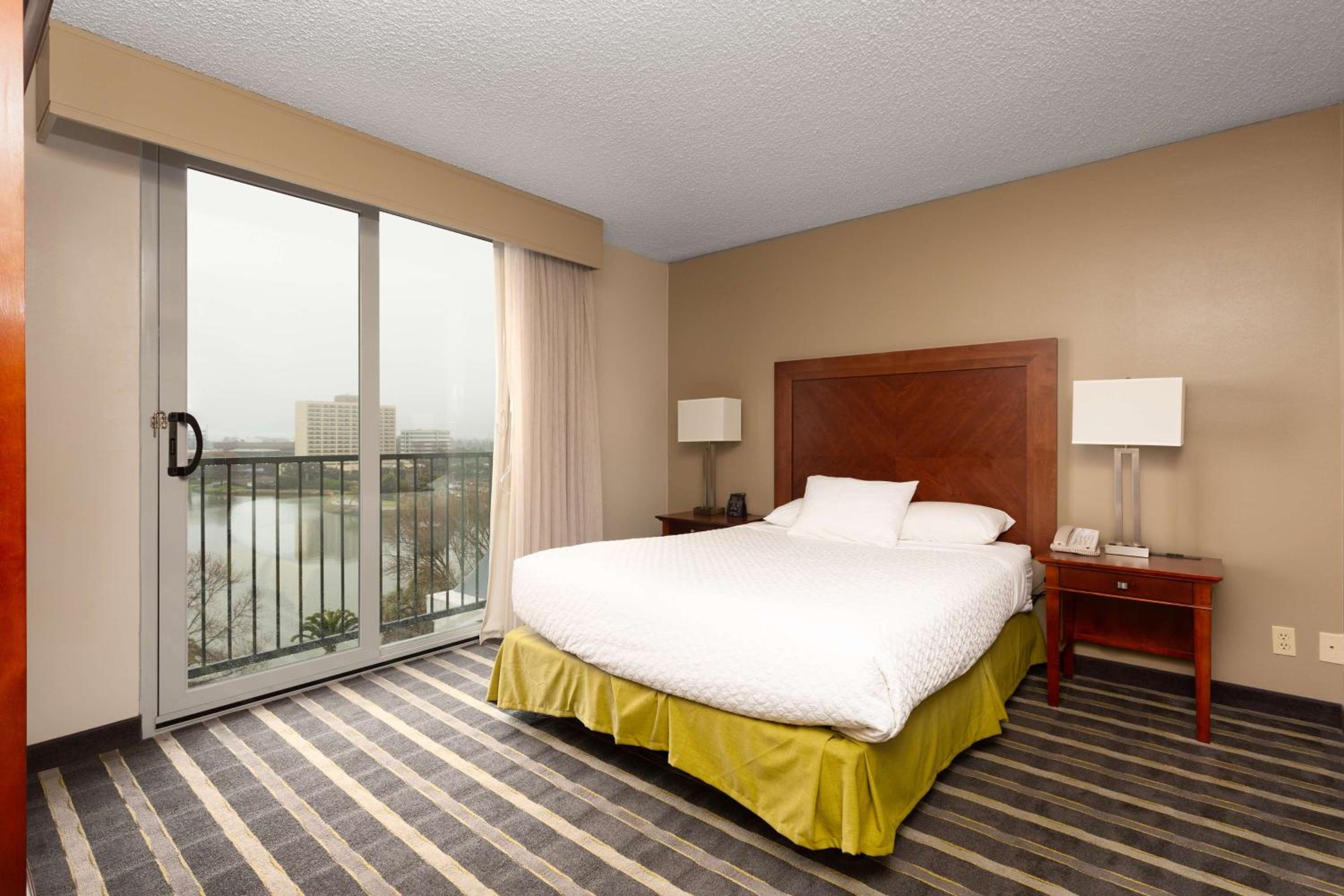 Queen Suite Mobility Access - Photo 3