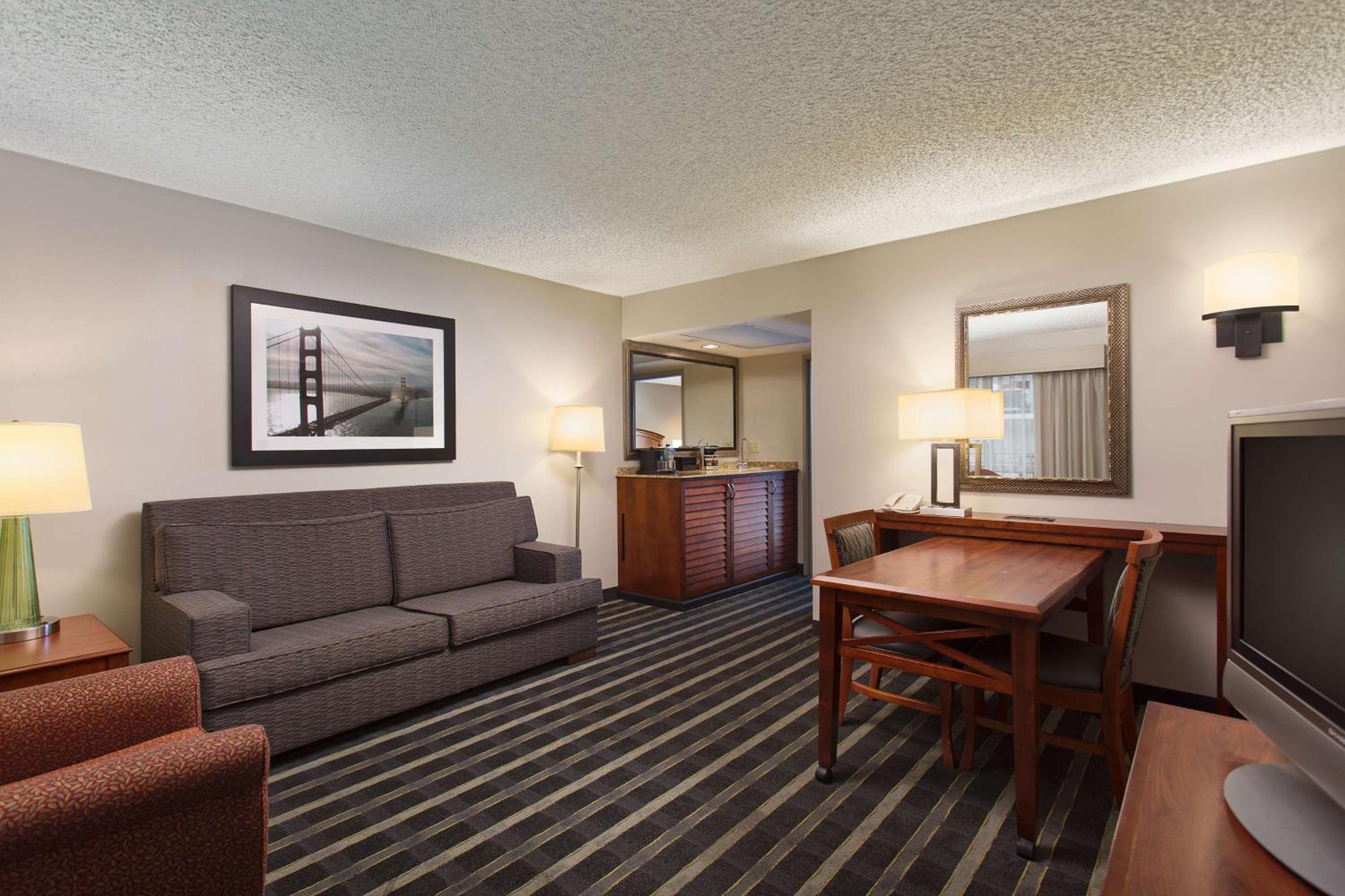 Two-Room King Suite - Non-Smoking - Photo 3