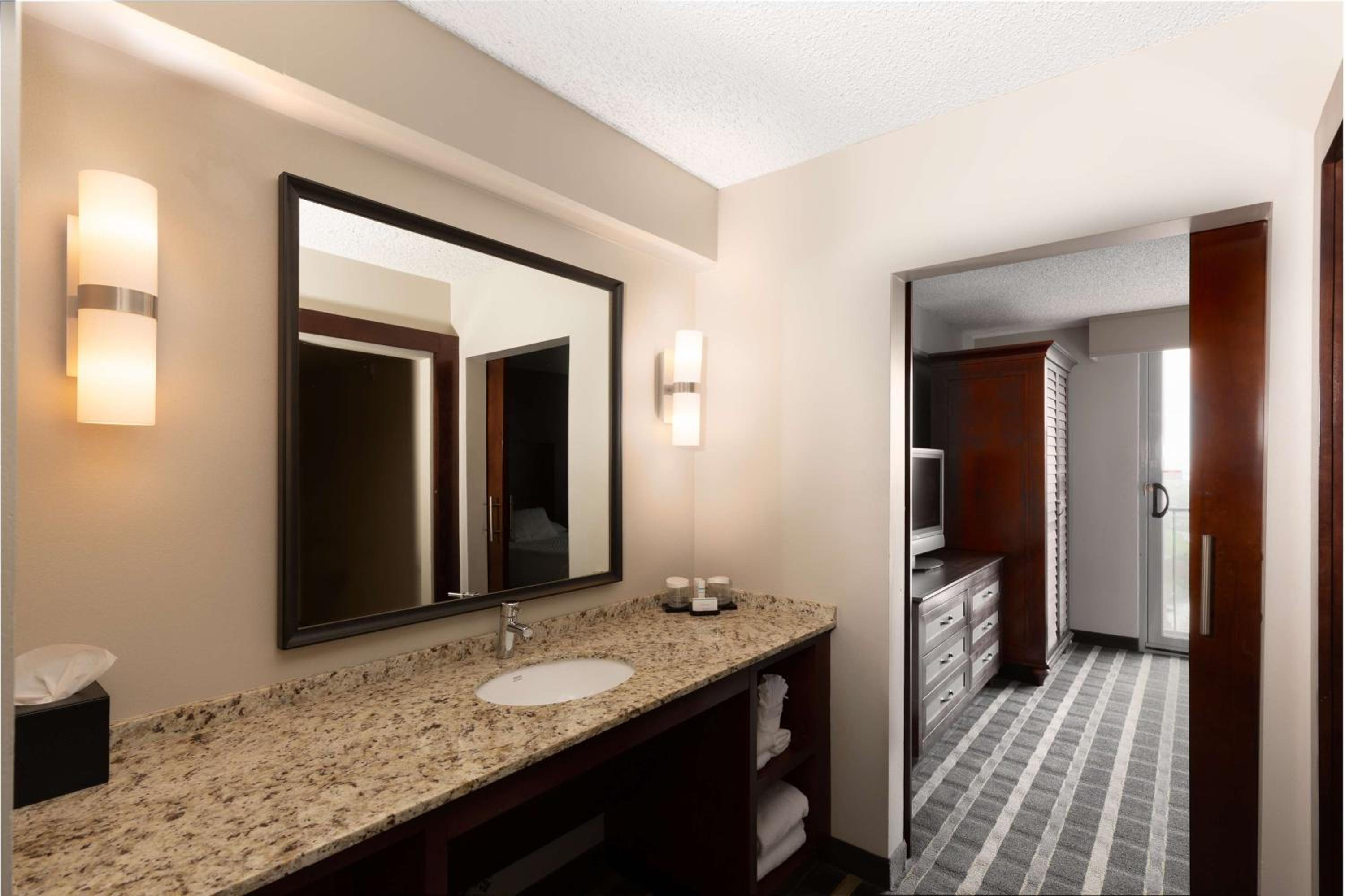 Queen Suite Mobility Access - Photo 4