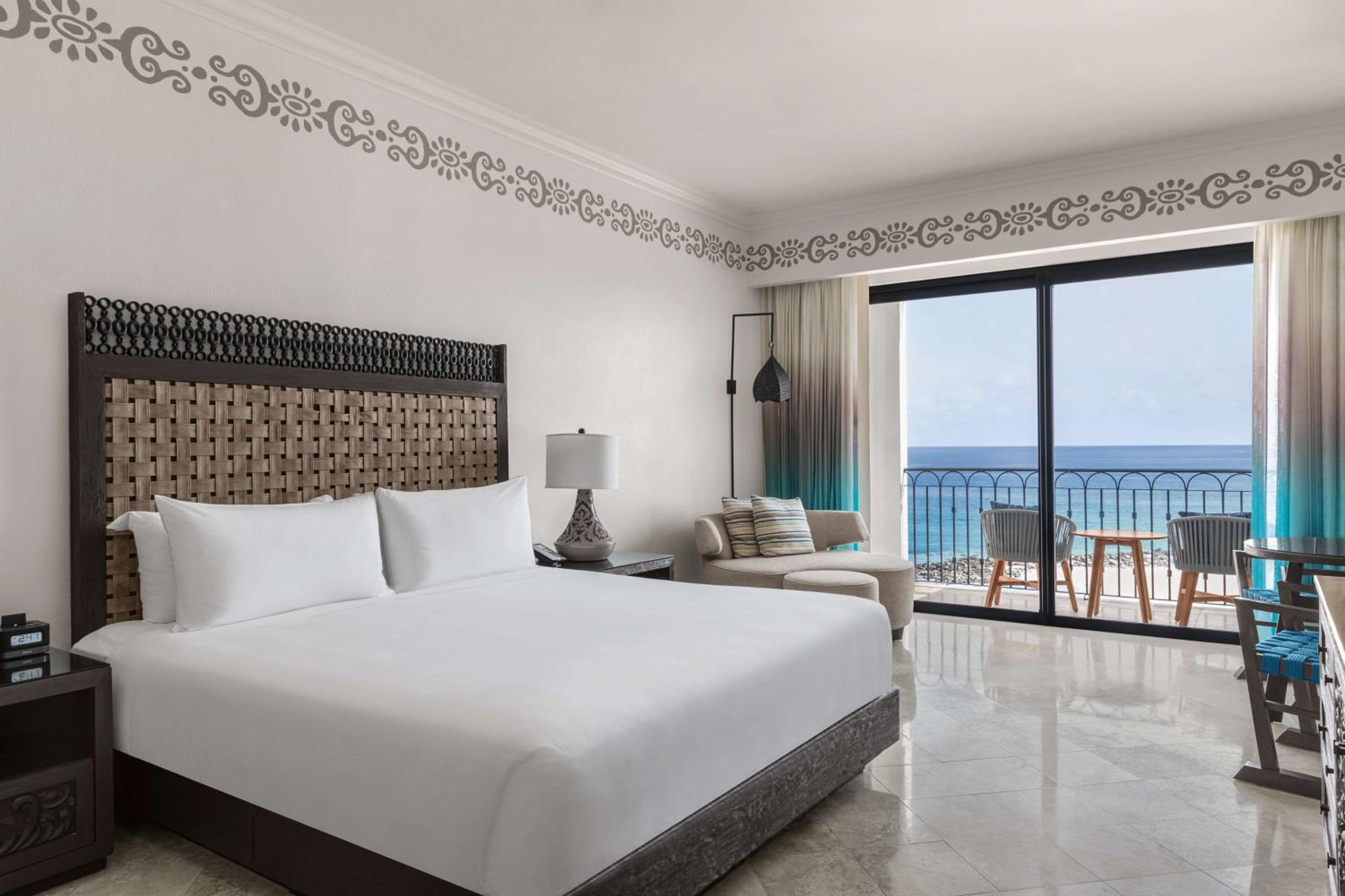 Deluxe Oceanfront King Room with Balcony - Photo 6