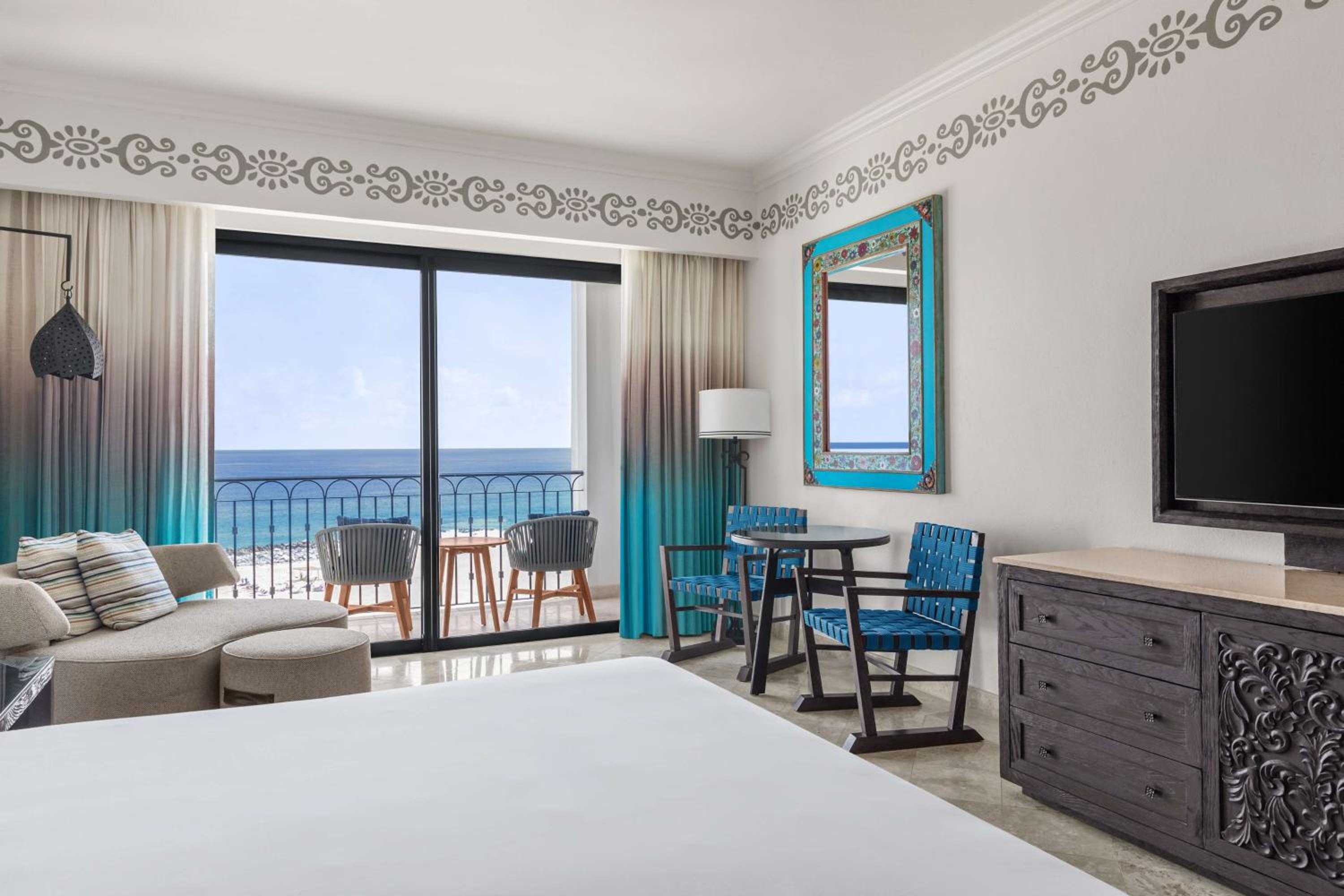 Deluxe Oceanfront King Room with Balcony - Photo 5