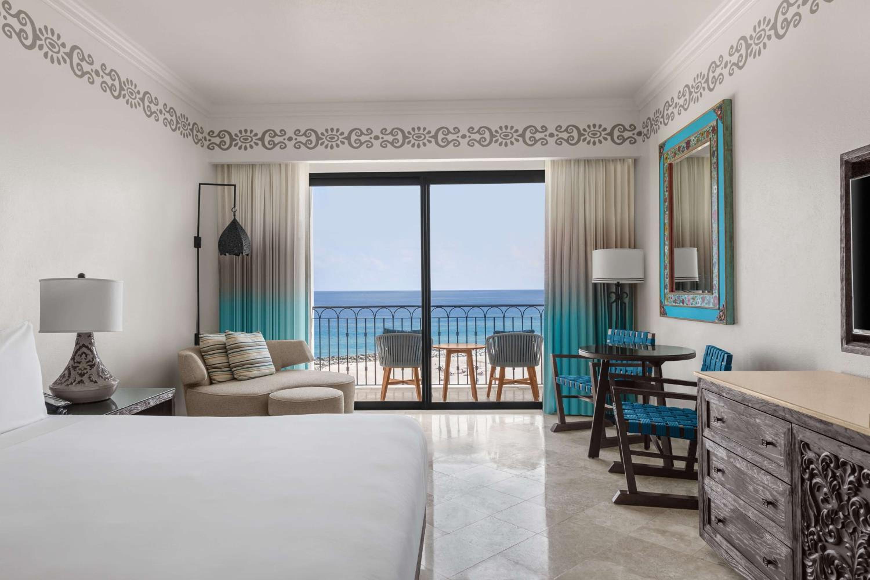 Deluxe Oceanfront King Room with Balcony - Photo 4