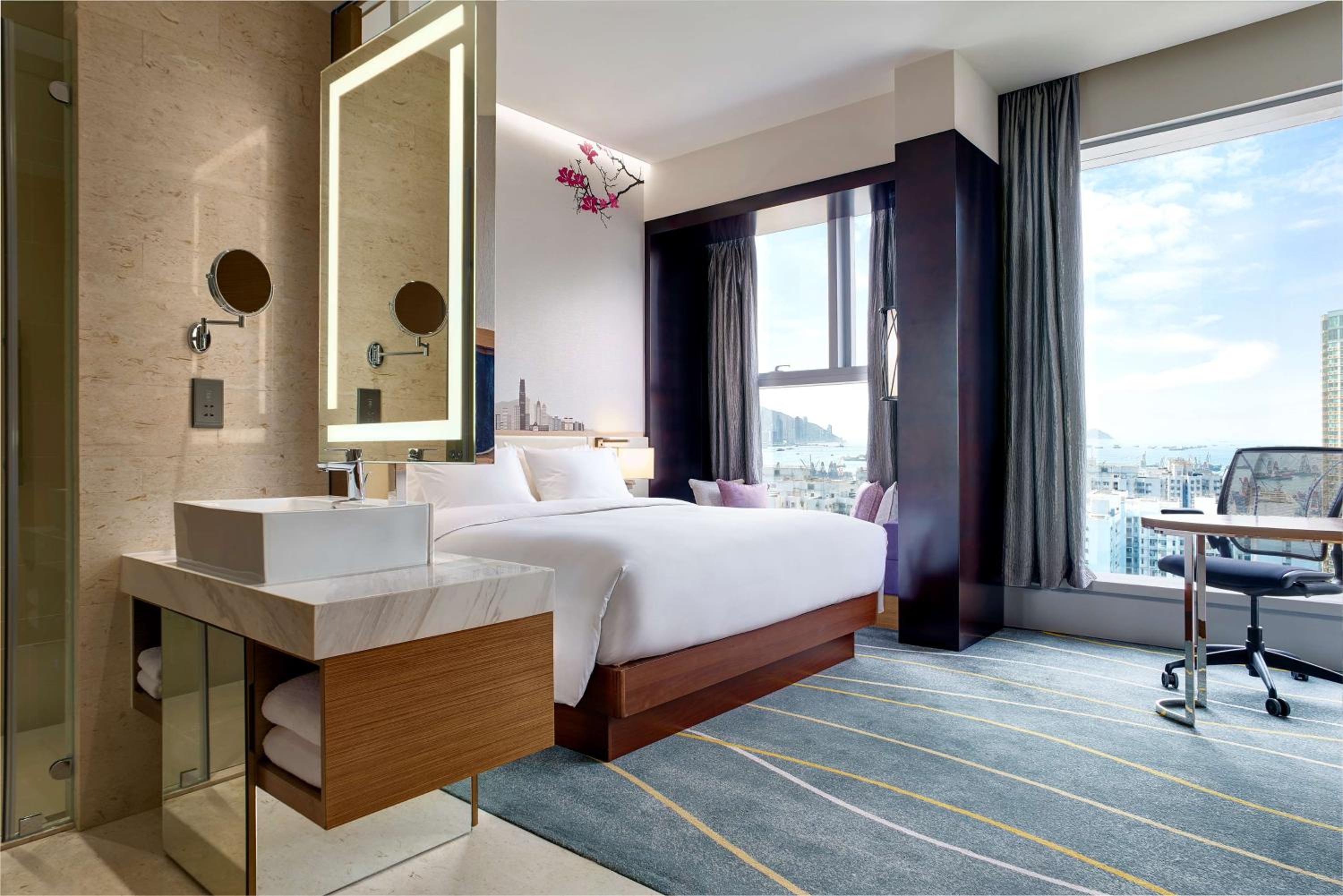 King Junior Suite with Harbor View photo 2
