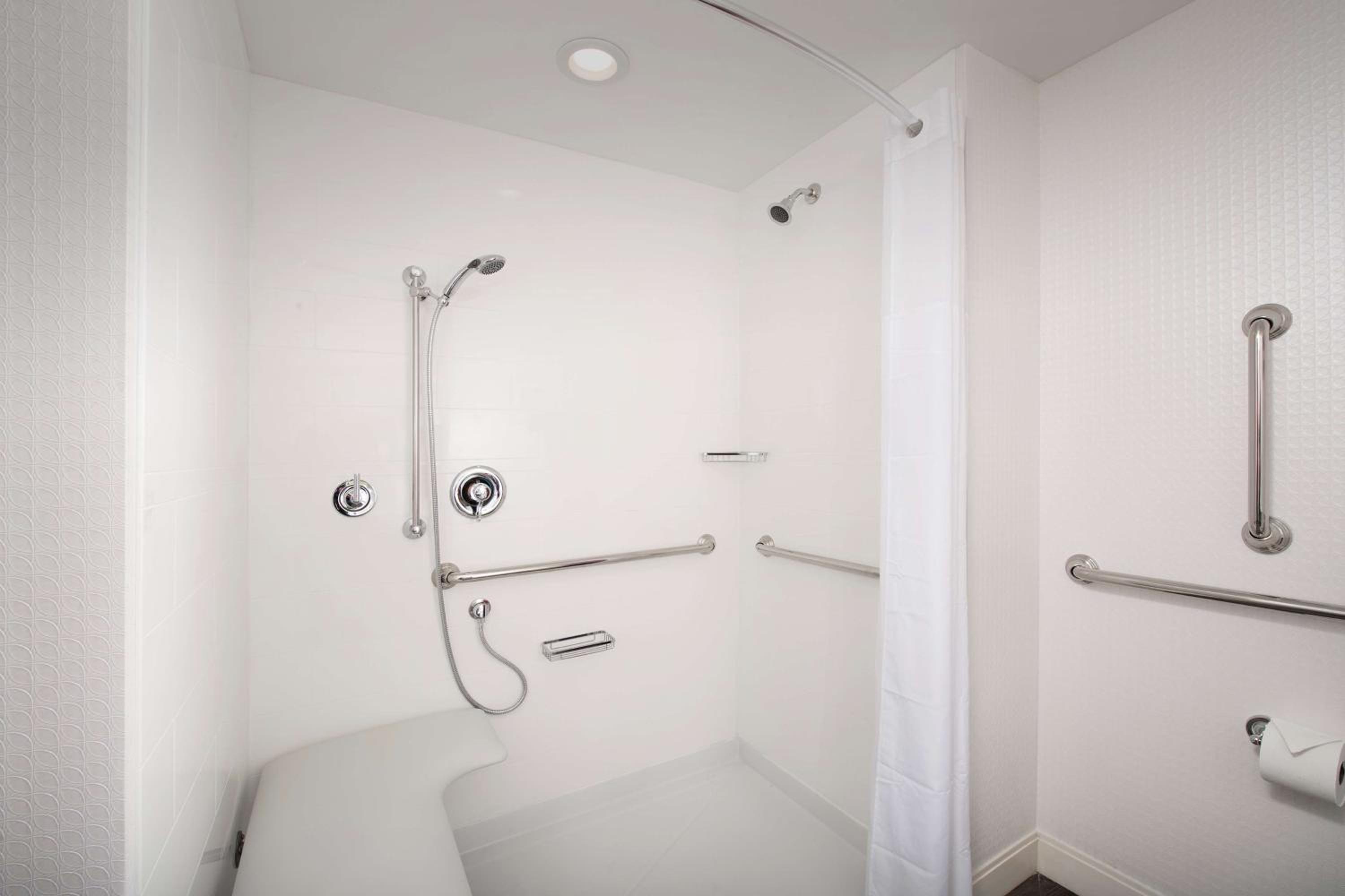 King Room with Roll-In Shower - Mobility and Hearing Access/Non-Smoking photo 3