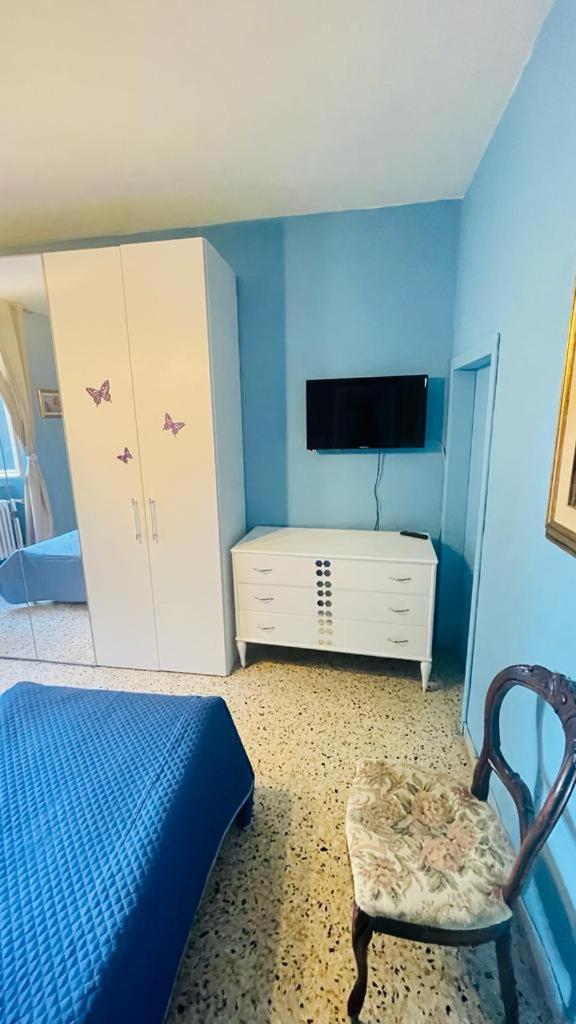Twin Room with Shared Bathroom photo 2