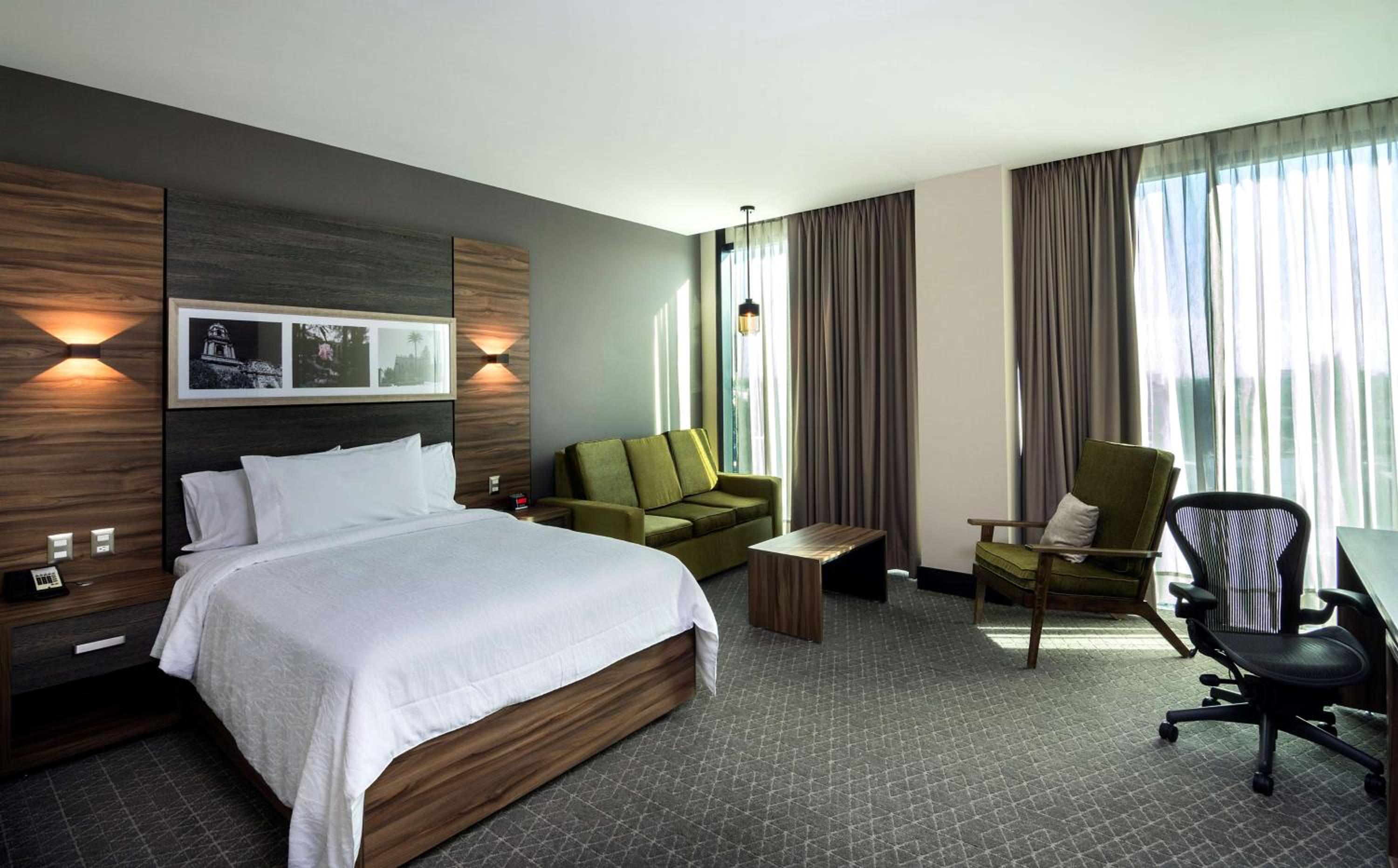 Queen Room with Roll-In Shower - Mobility and Hearing Access photo 1