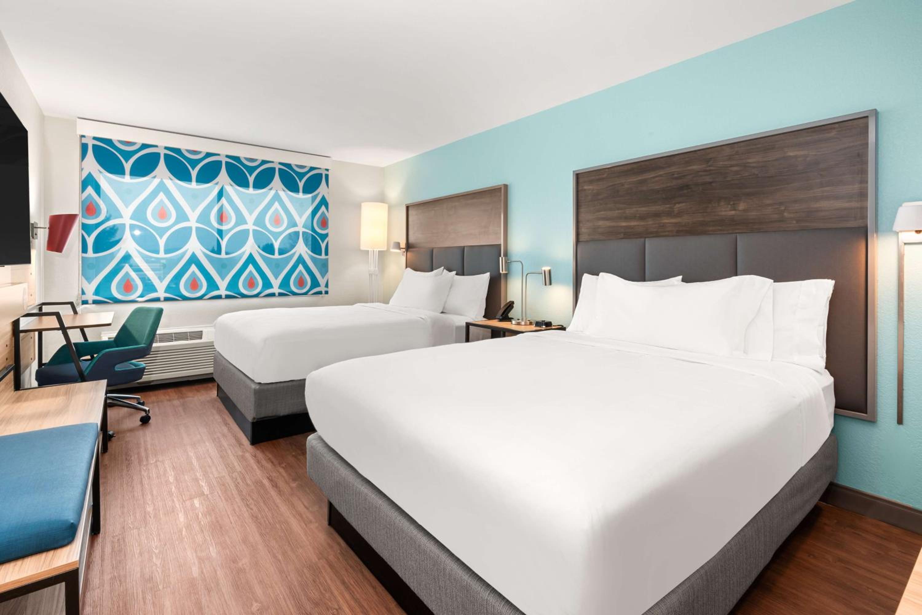 Queen Room with Two Queen Beds - Photo 3