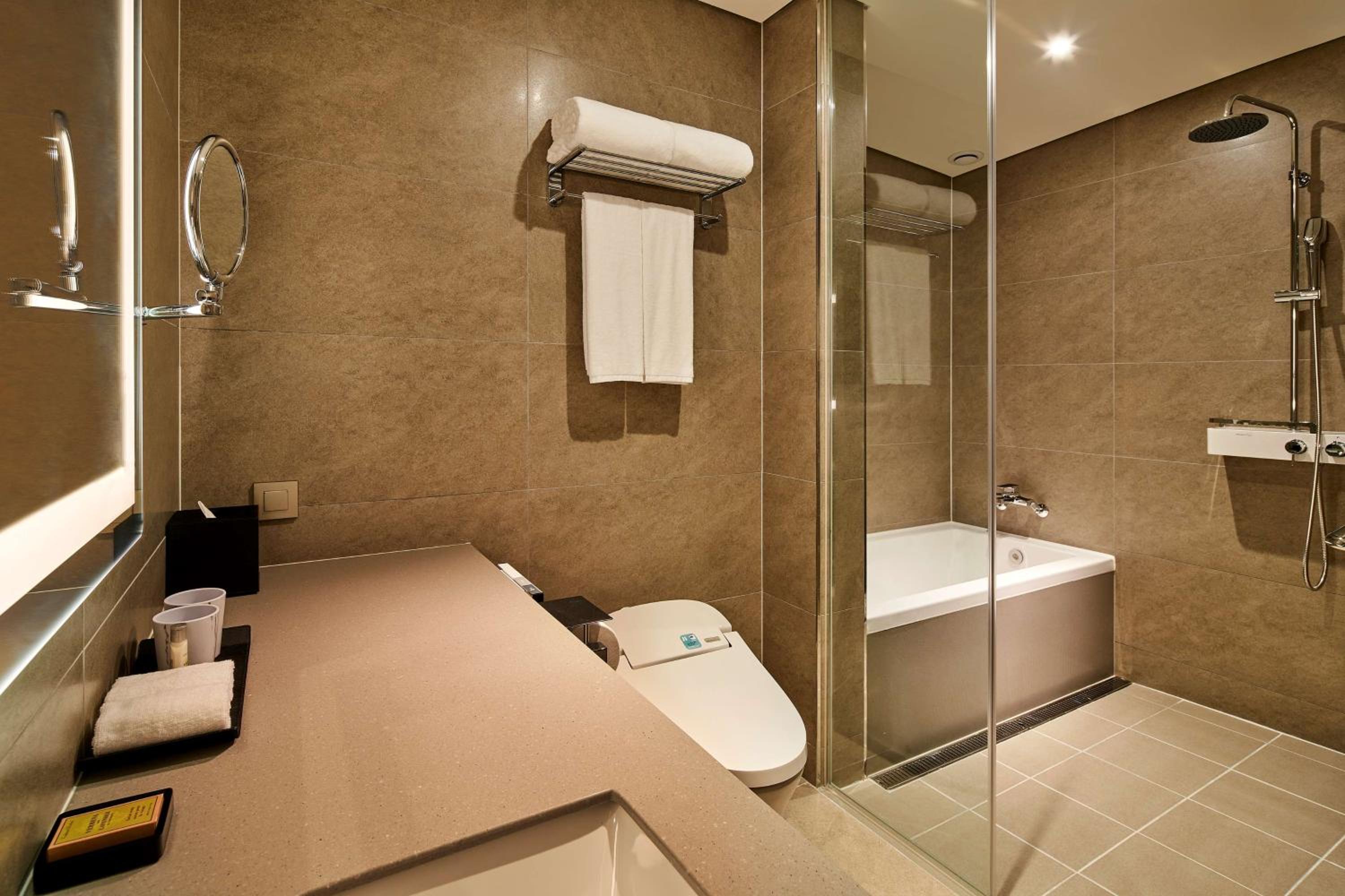 Deluxe King Room - Photo 4
