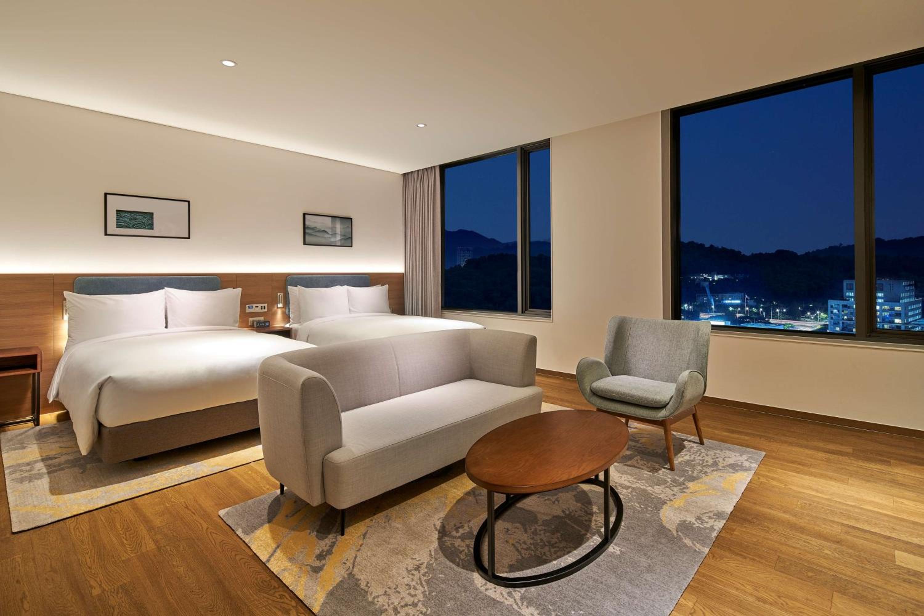 Deluxe Room with Two Double Beds - Photo 4