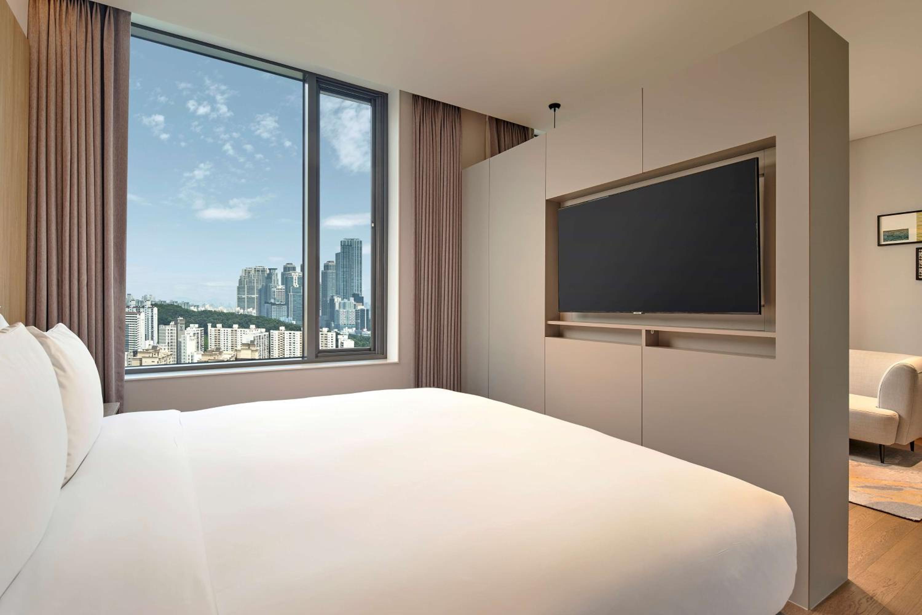 Deluxe King Room - Photo 2