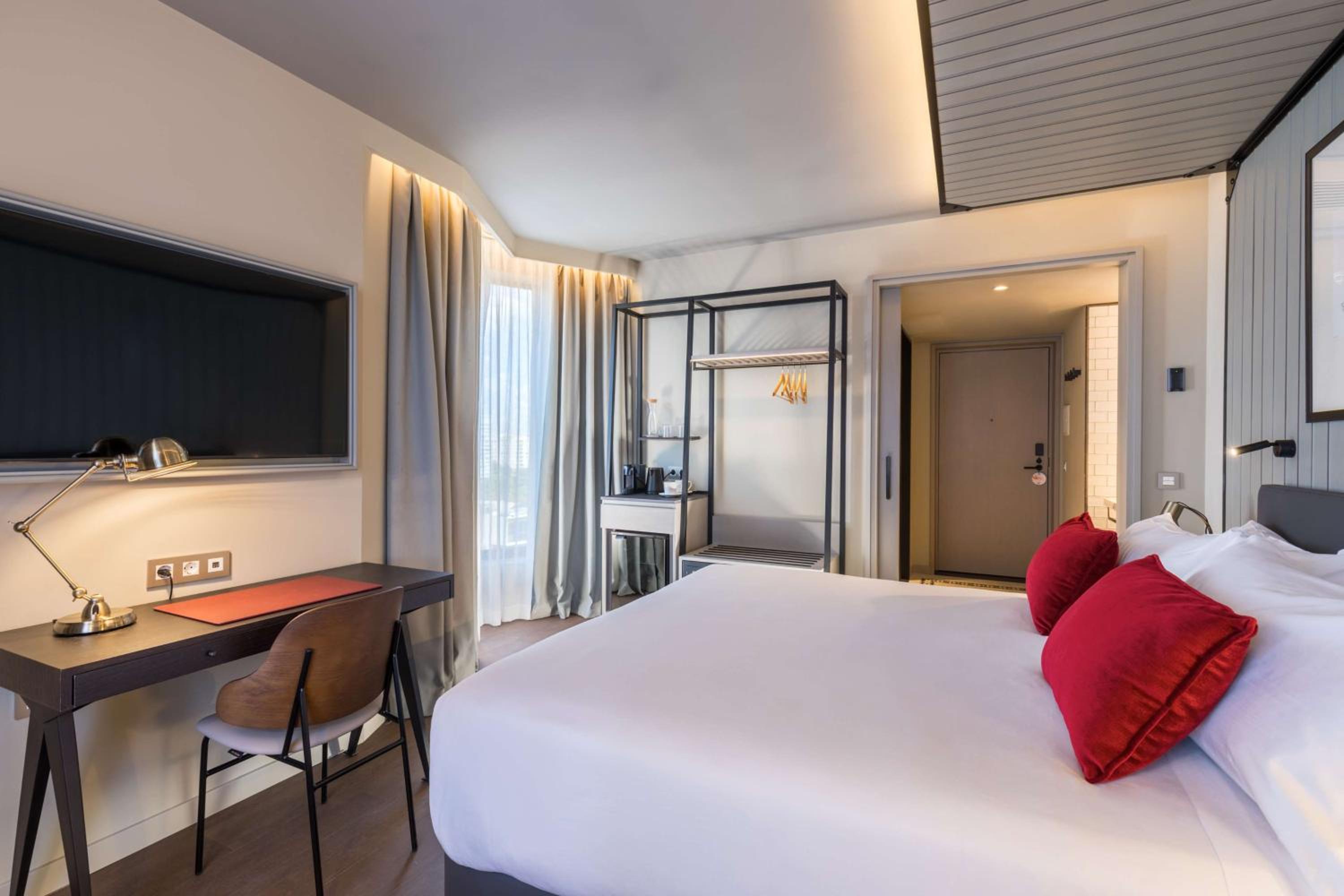 Premium Corner King Room with City View