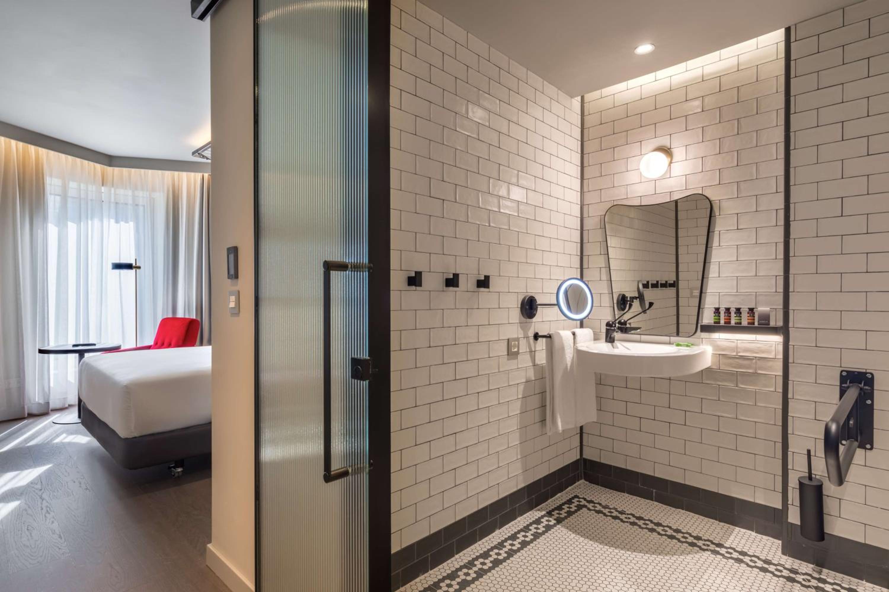 Queen Room - Accessible