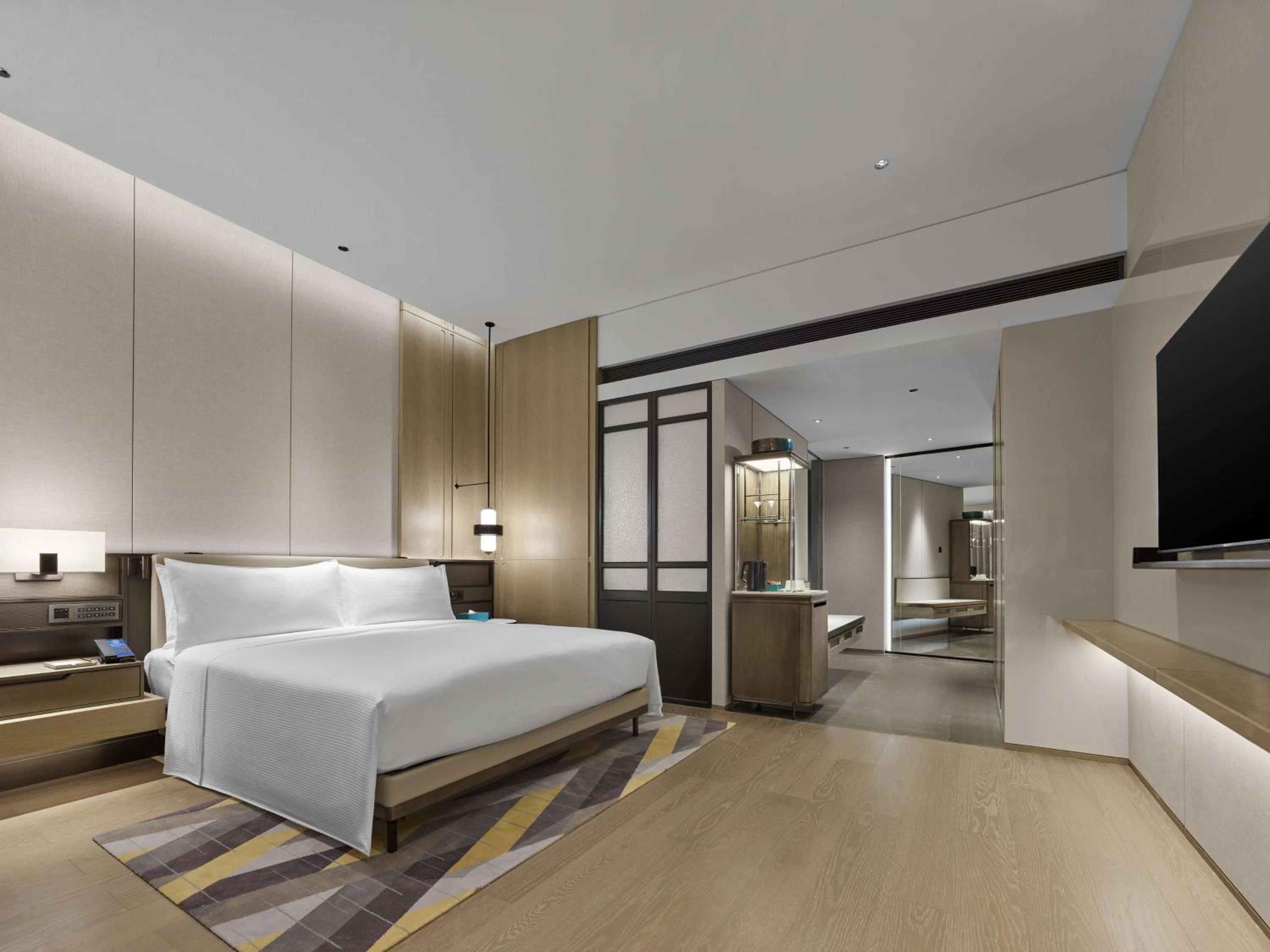 Deluxe King Room - Photo 1