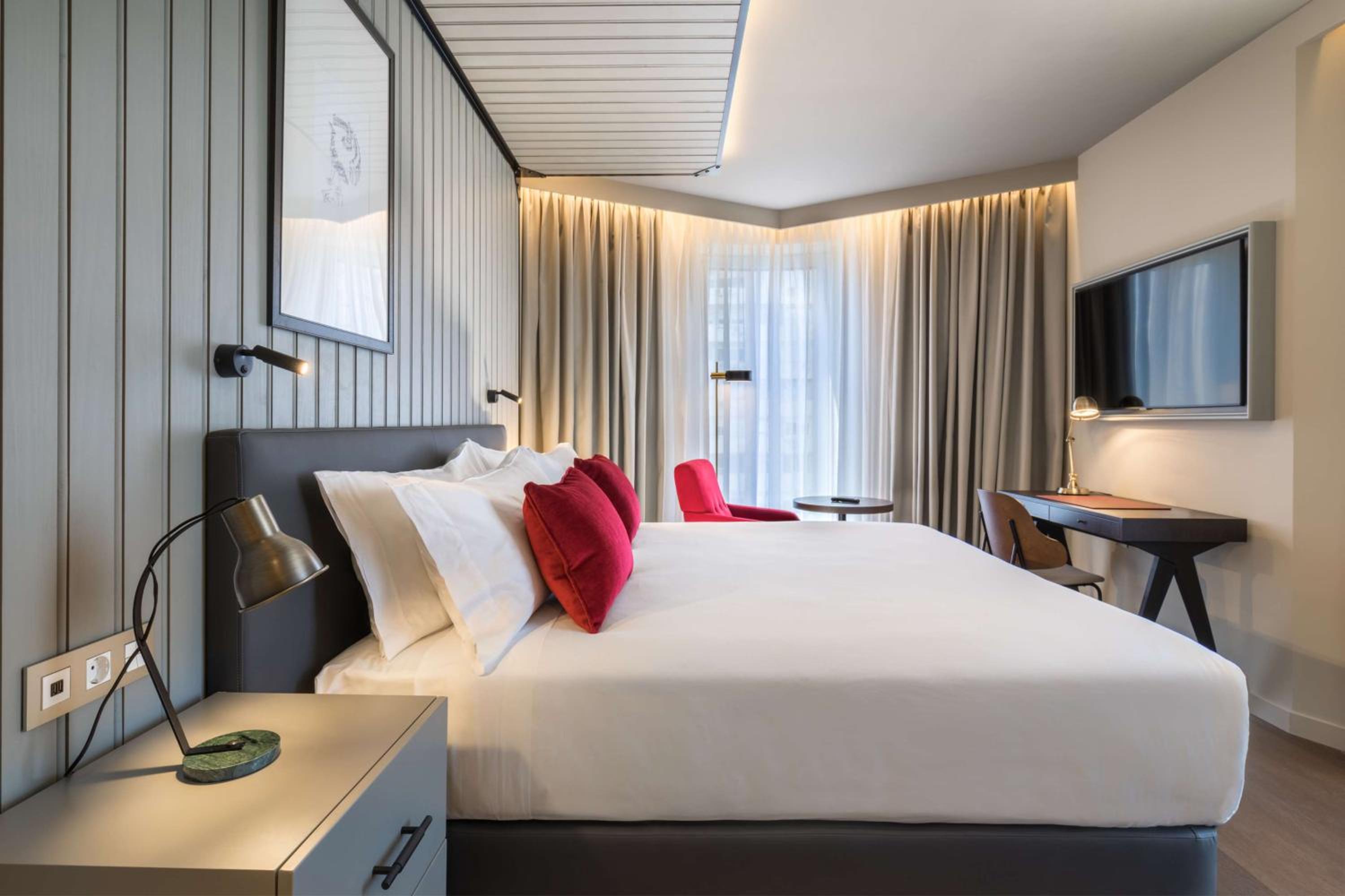 Premium Corner King Room with City View