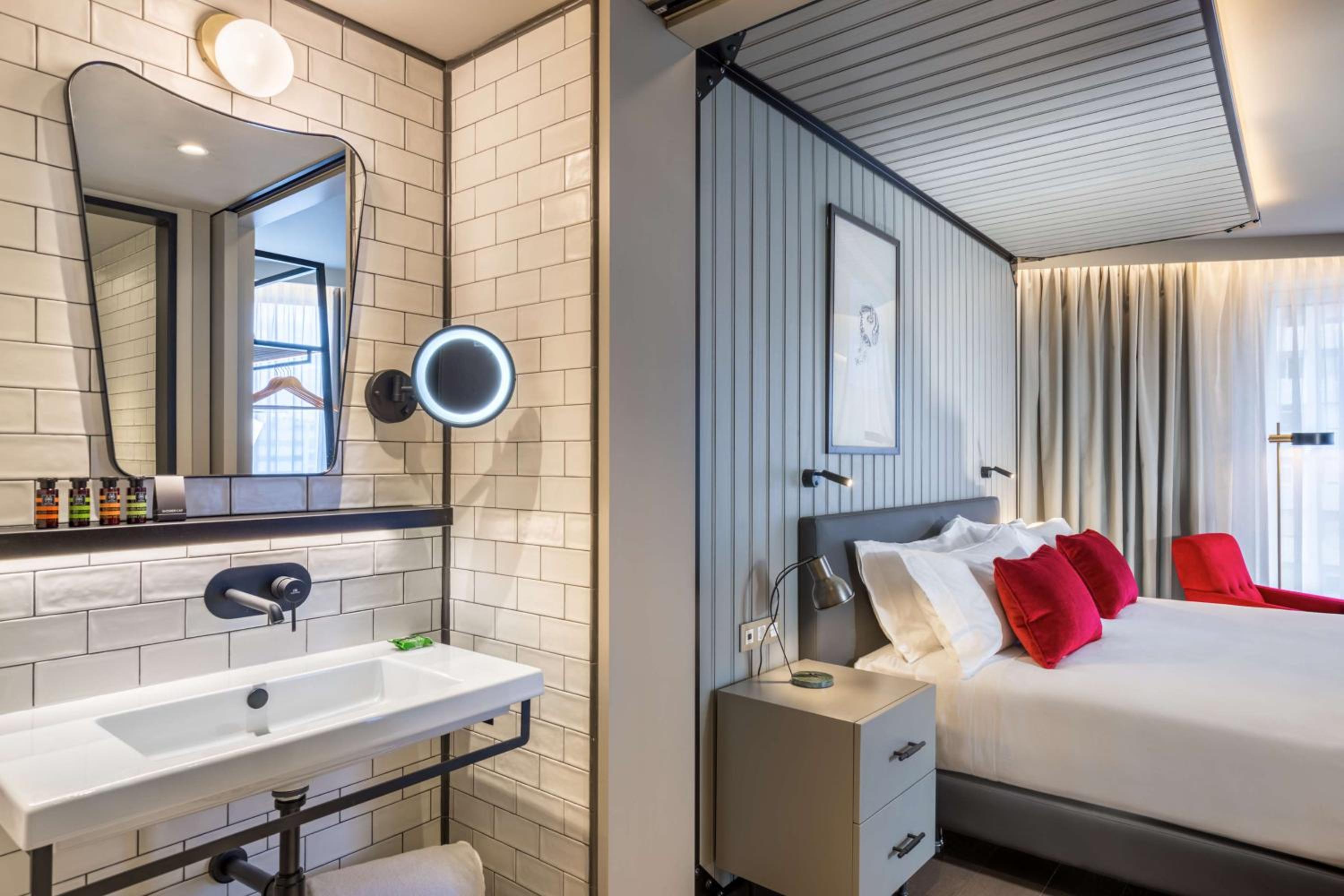 Premium Corner King Room with City View