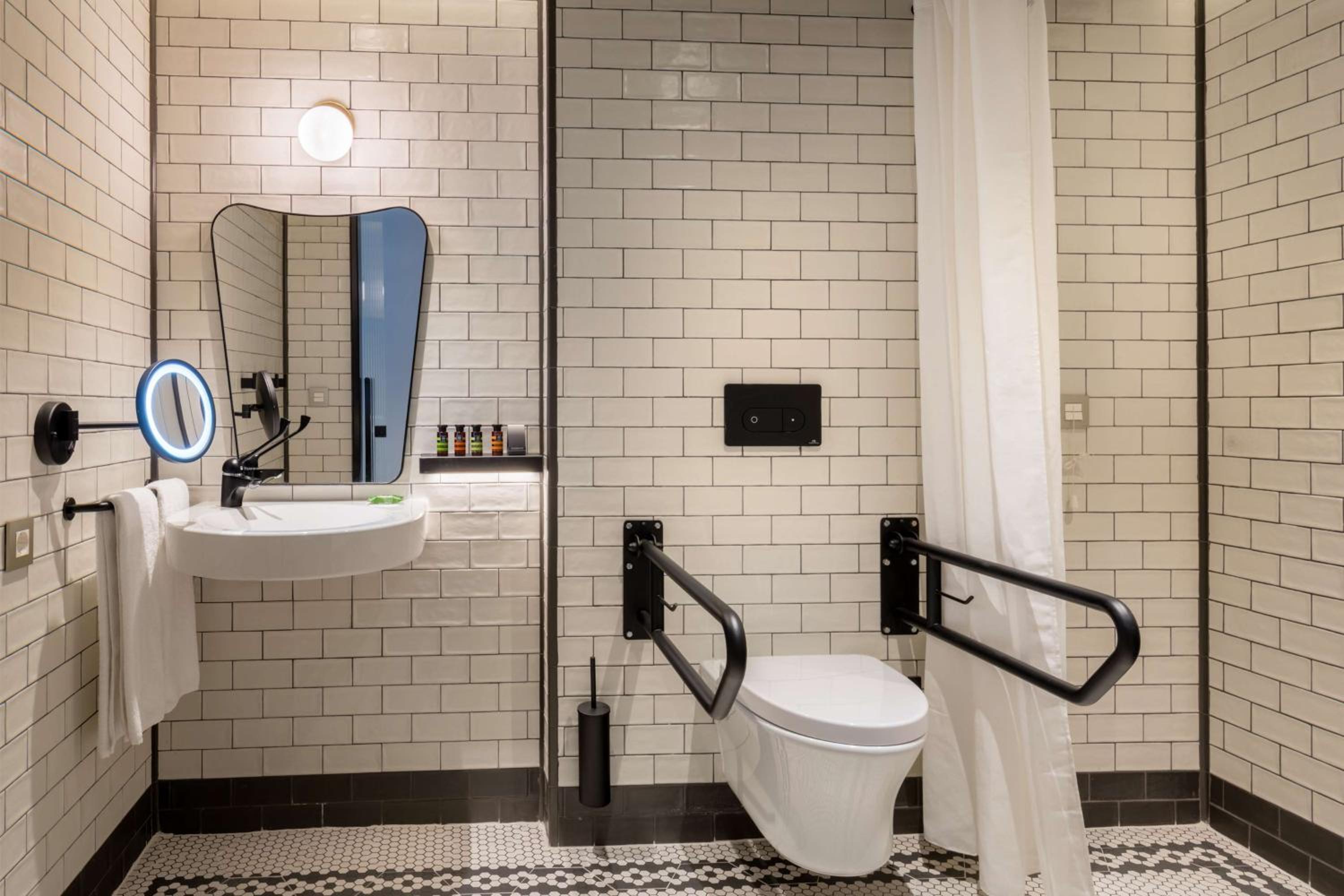Queen Room - Accessible
