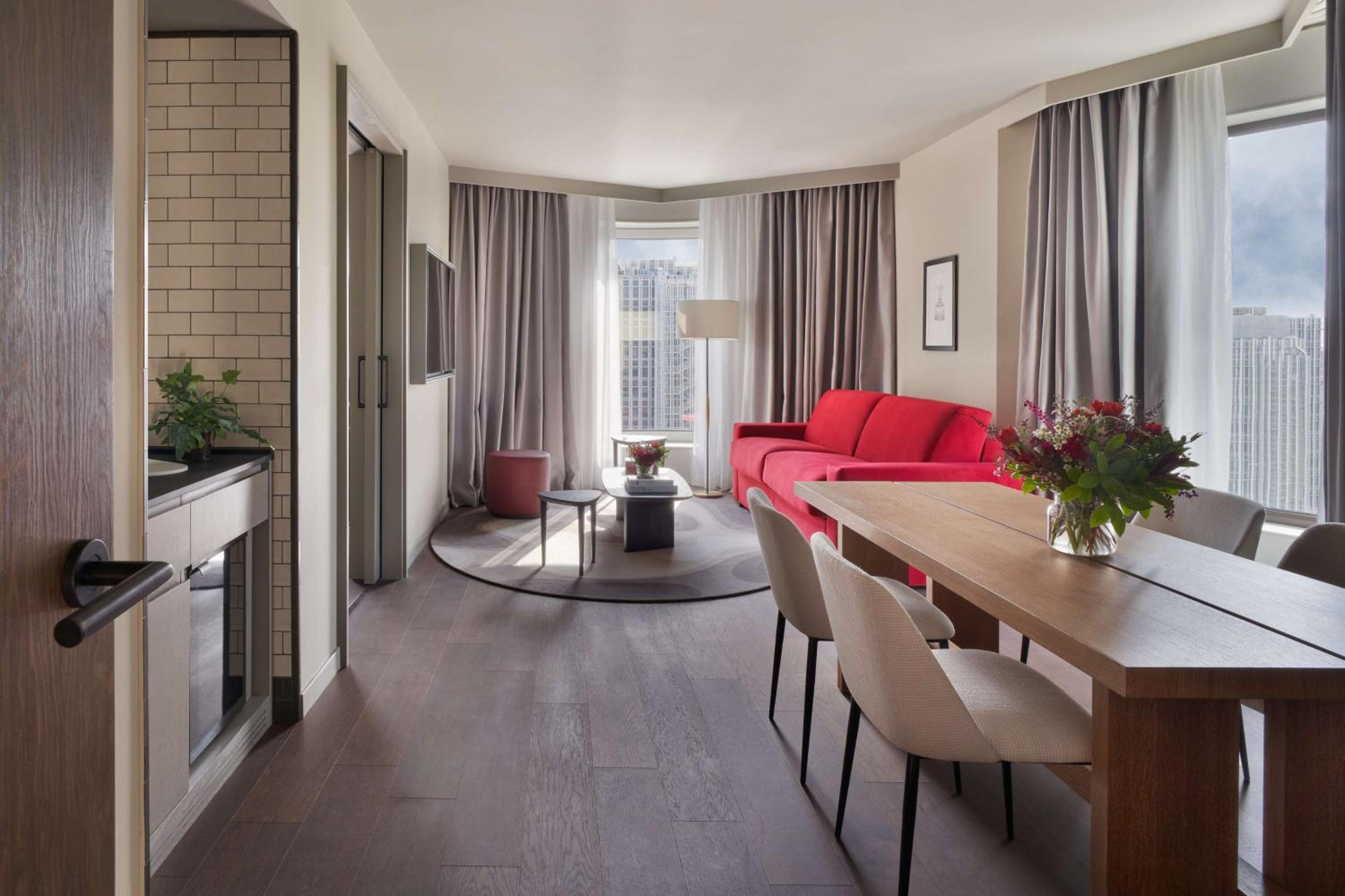 One-Bedroom King Suite with City View thumbnail 5