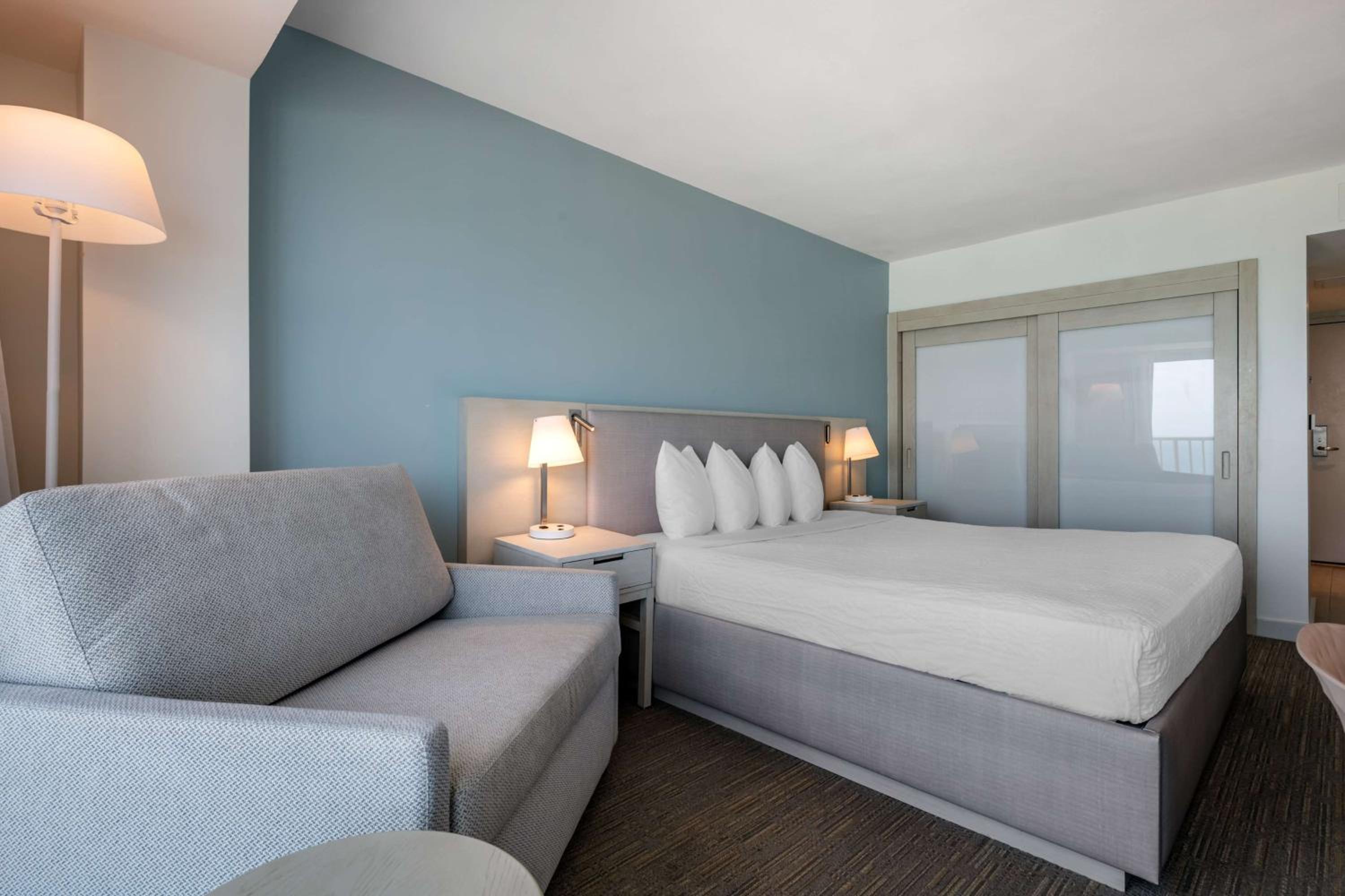 King Room with Sofa Bed - Blue Tower - Photo 3