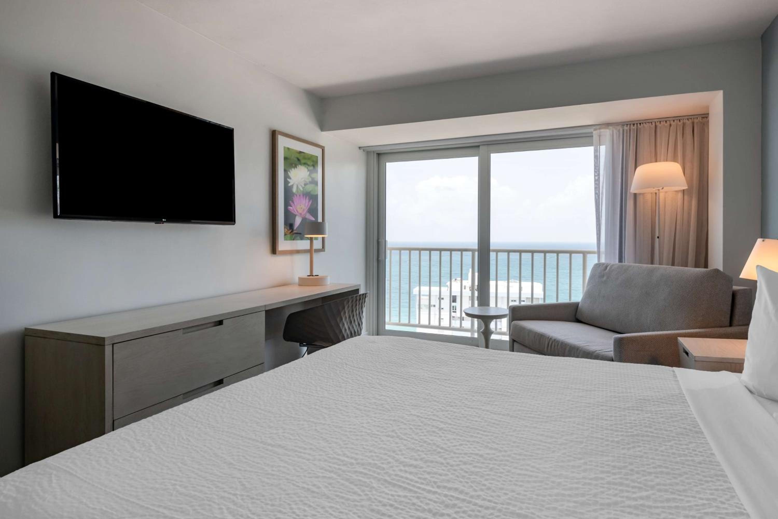 Oceanview King Room with Sofa Bed - Blue Tower - Photo 2