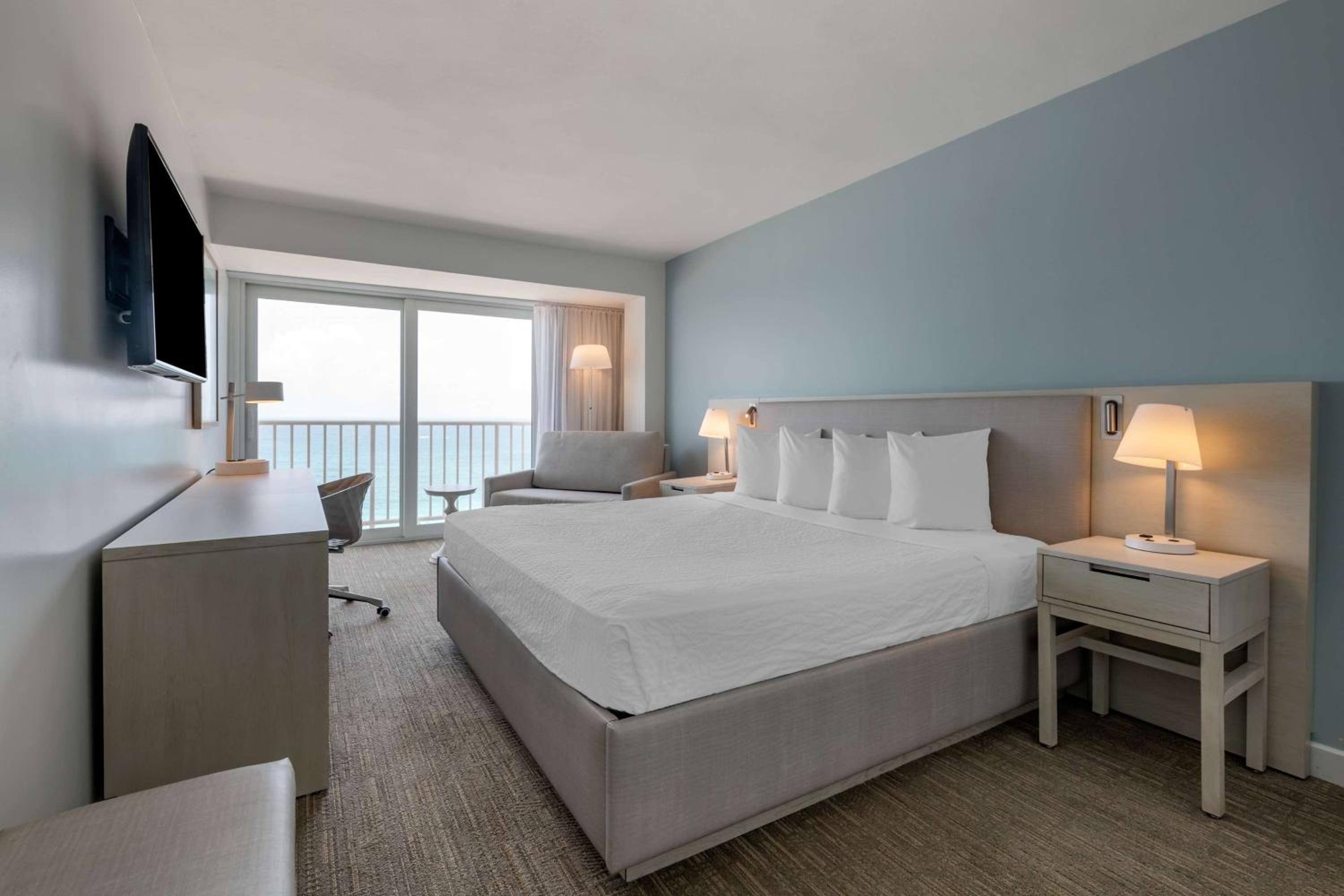 Oceanview King Room with Sofa Bed - Blue Tower - Photo 1