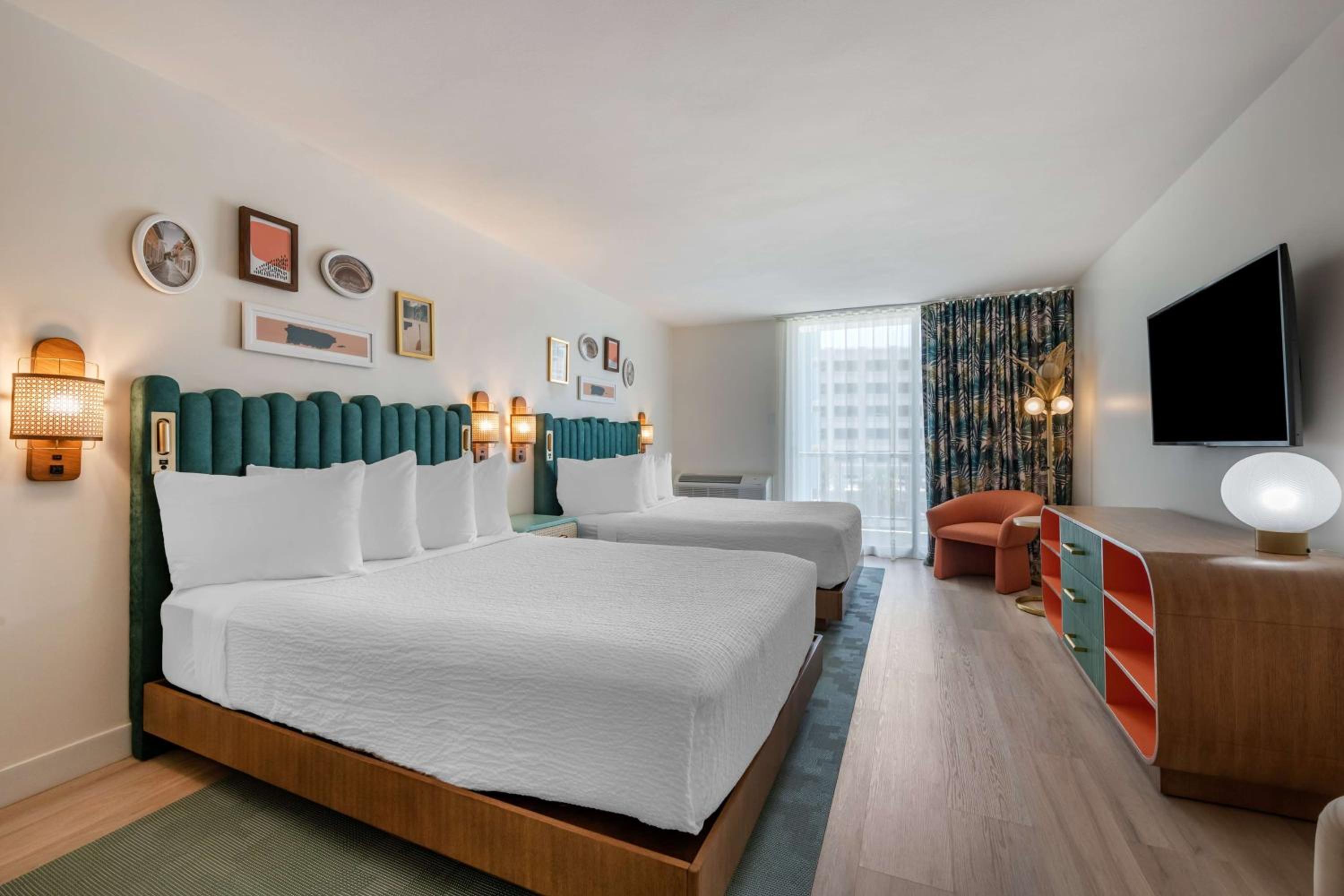 Queen Room with Two Queen Beds - Green Tower - Photo 4