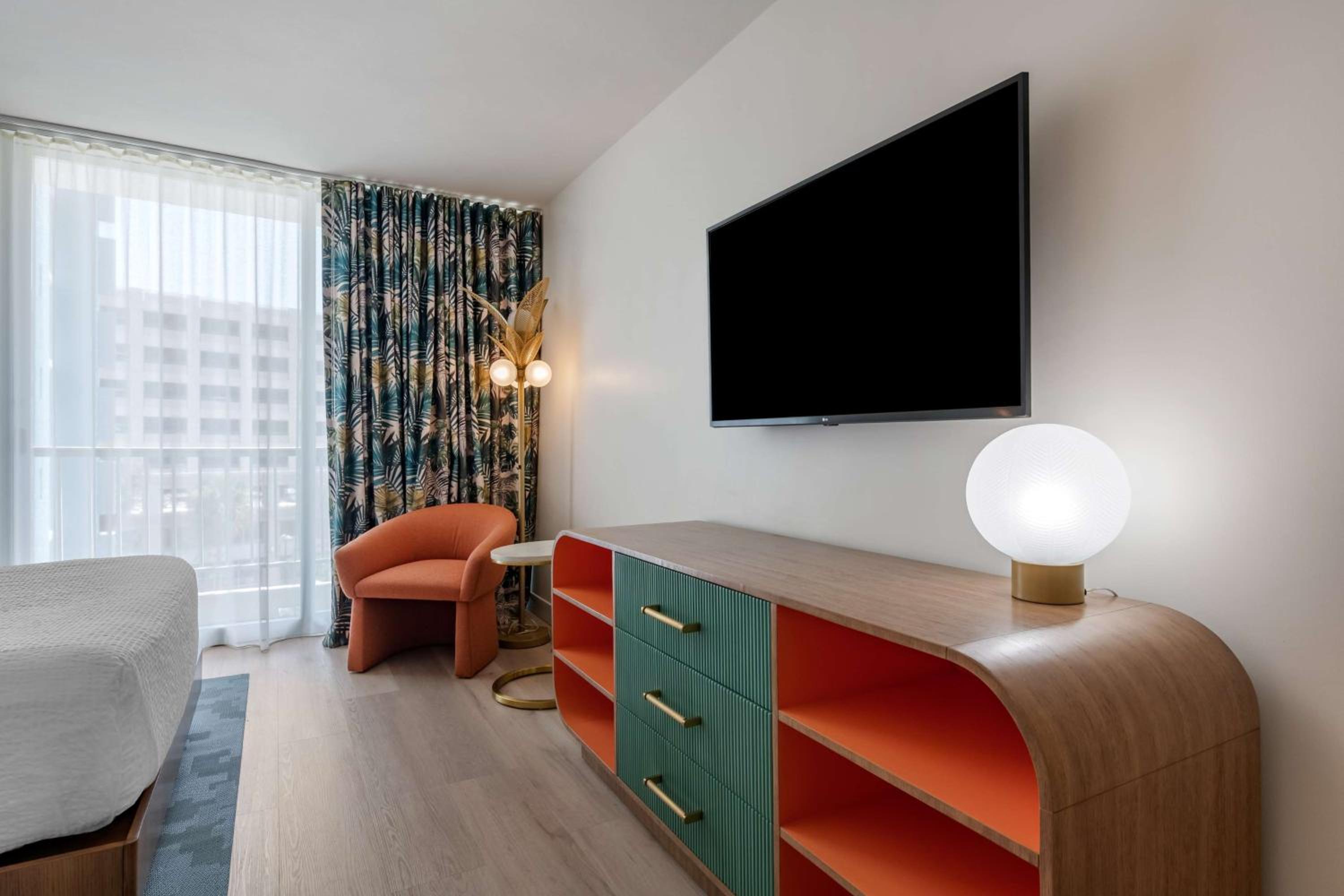 Queen Room with Two Queen Beds - Green Tower - Photo 5