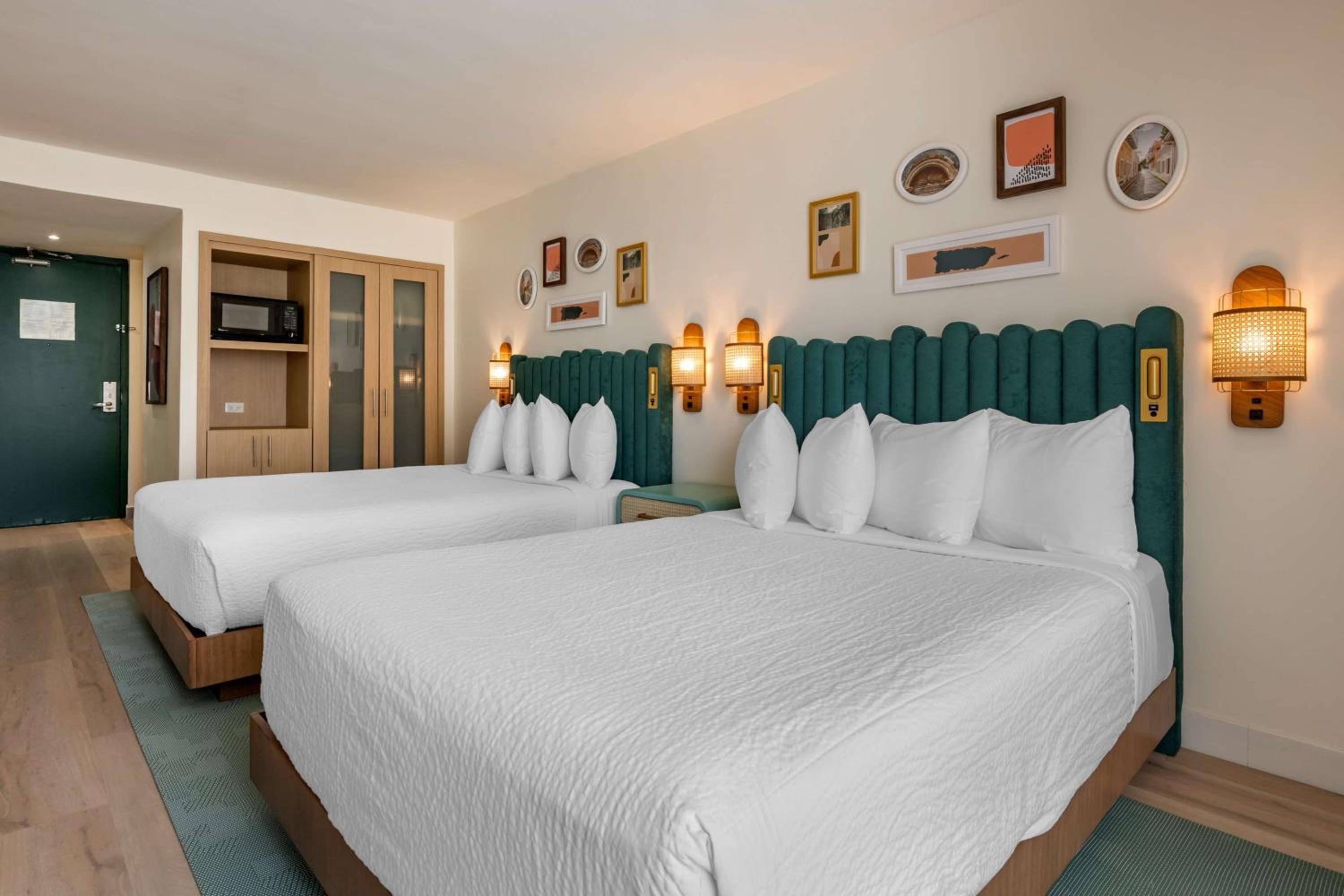 Queen Room with Two Queen Beds - Green Tower - Photo 6