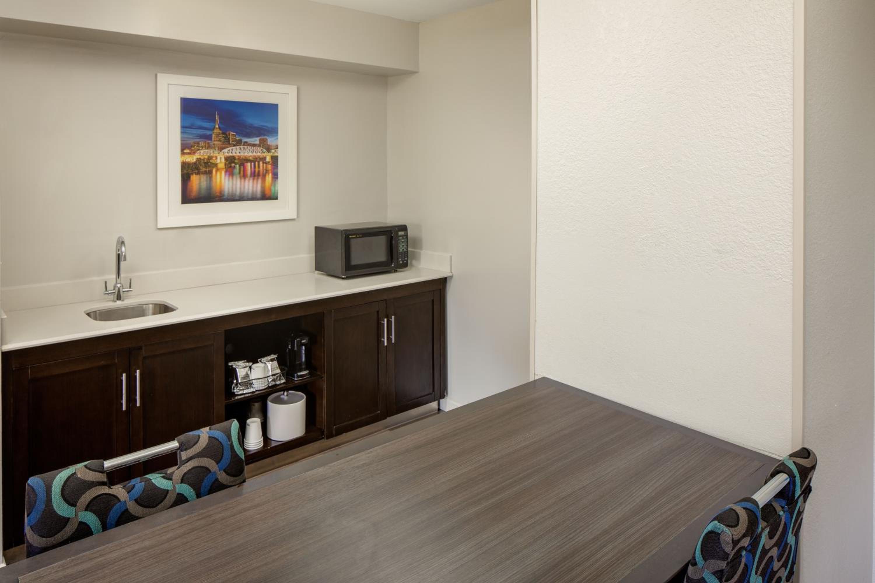 One-Bedroom Queen Suite with Two Queen Beds - Non-Smoking - Photo 4