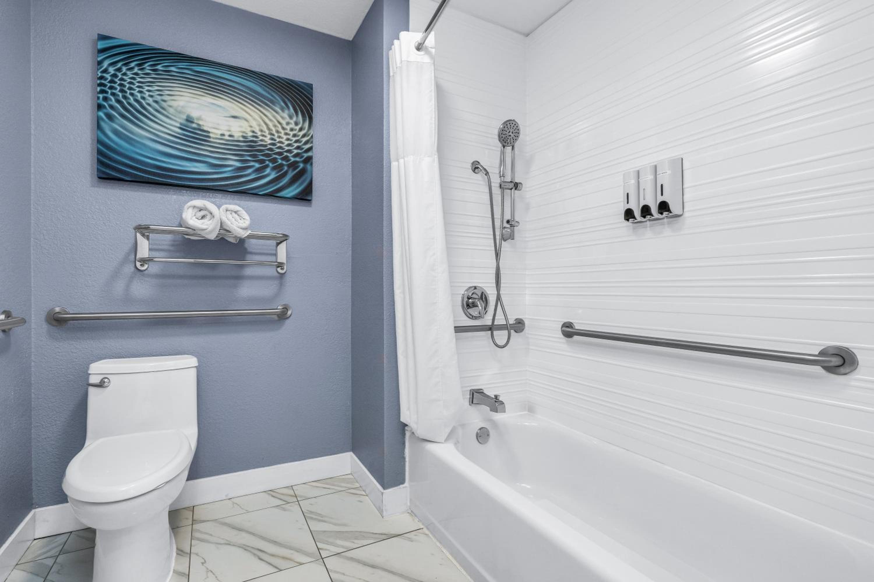 1 Queen Bed with Sofa Bed Oceanview Accessible - Photo 2