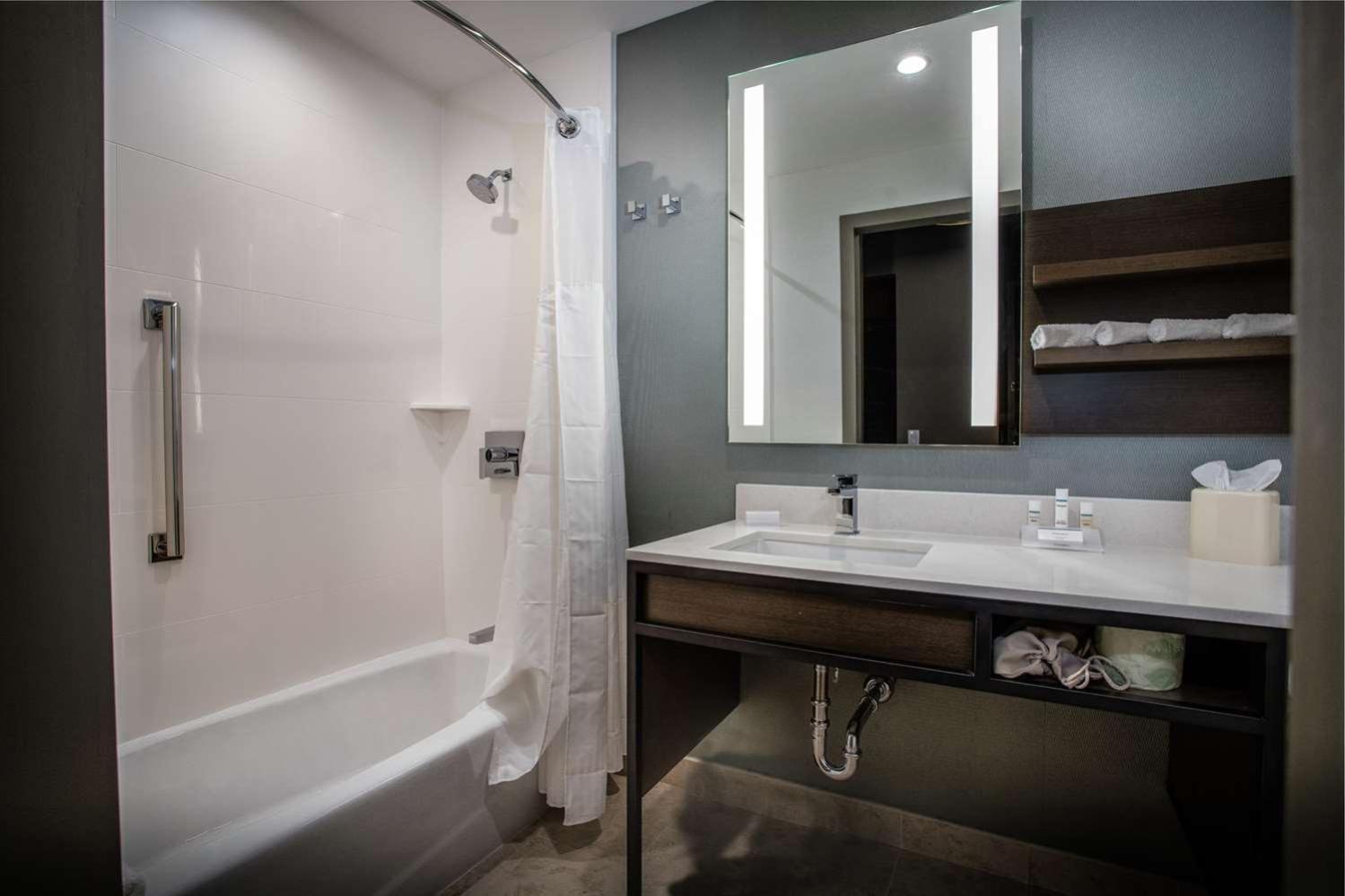 Queen Room with Two Queen Beds - Mobility Access photo 2
