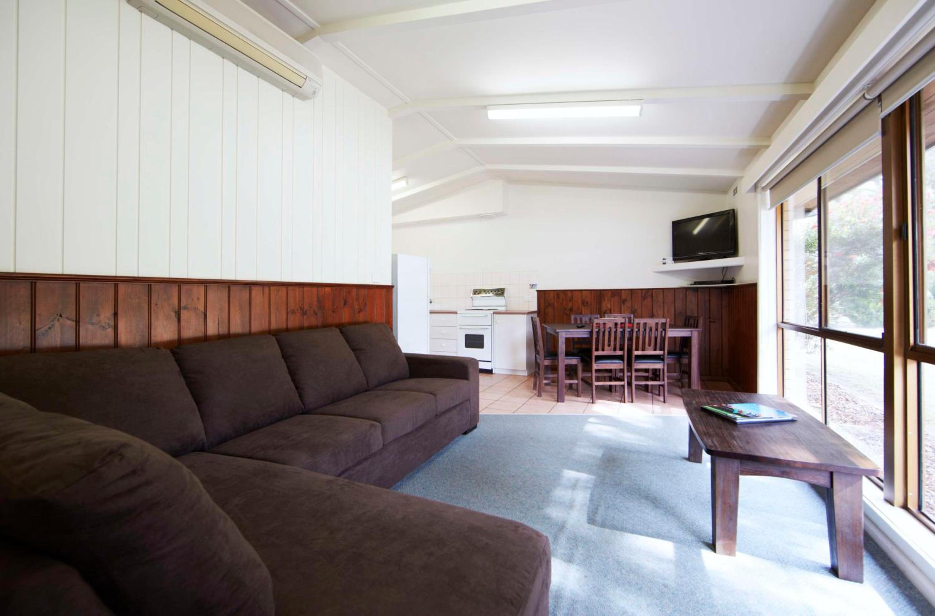 Two-Bedroom Cabin with Two Queen Beds photo 2