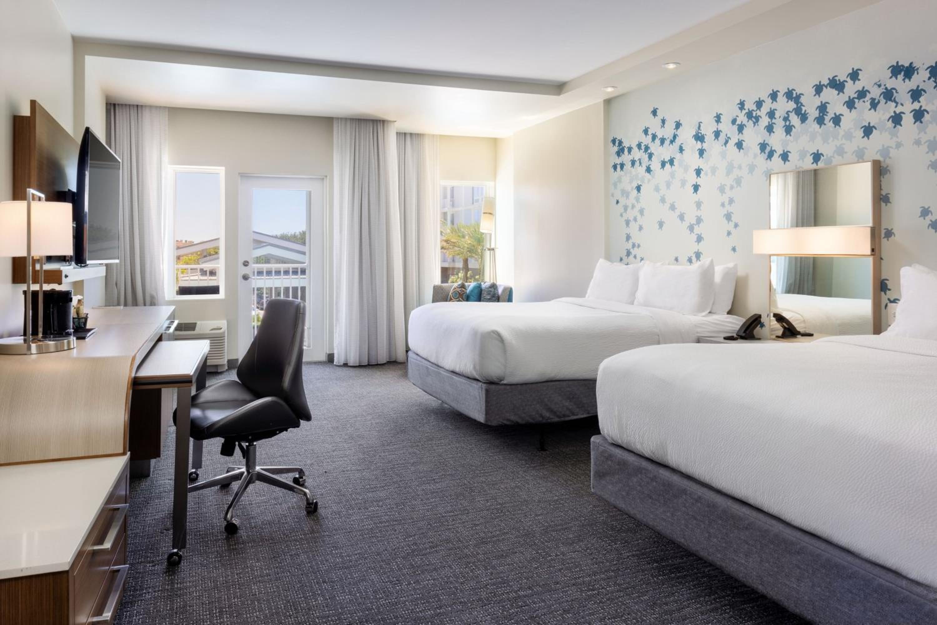 King Room with Sofa Bed - Photo 2