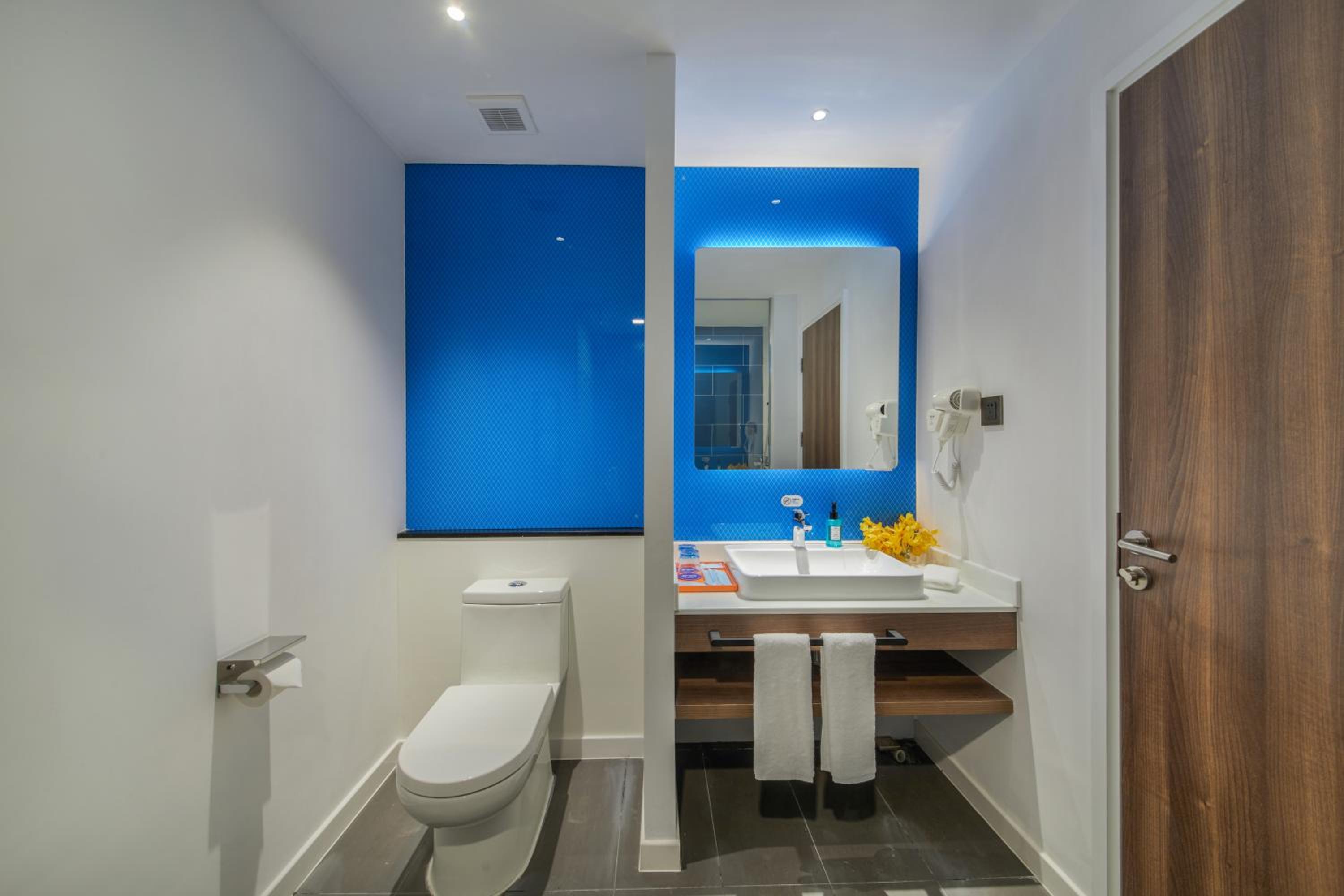 Standard King Room with Balcony - Photo 3