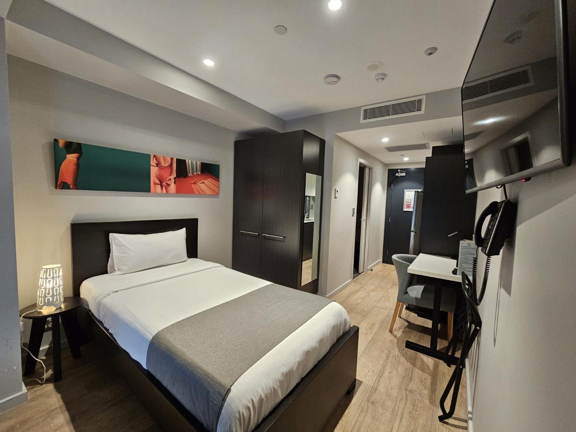 Deluxe Single Studio