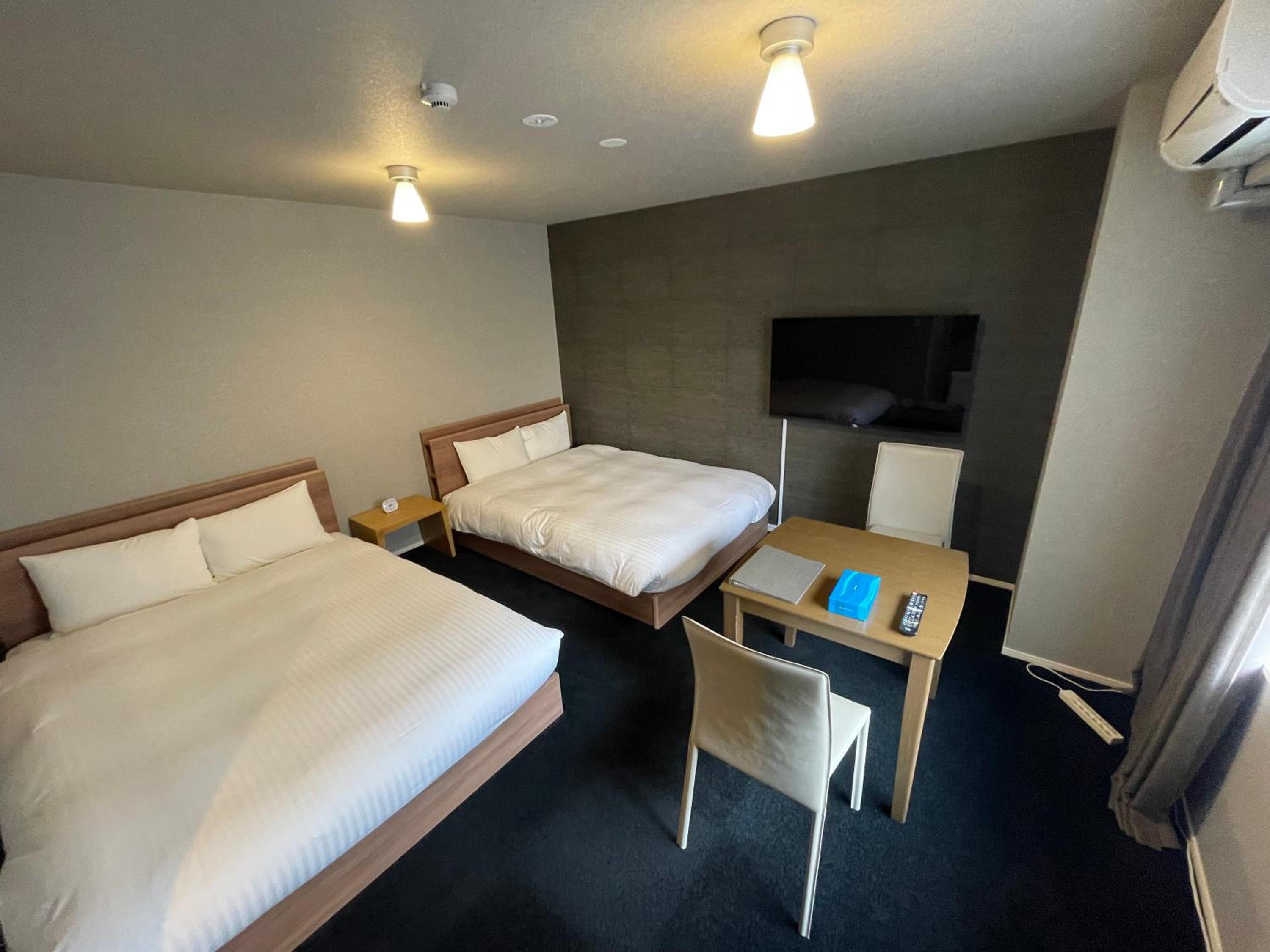 Large Twin Room - Photo 4