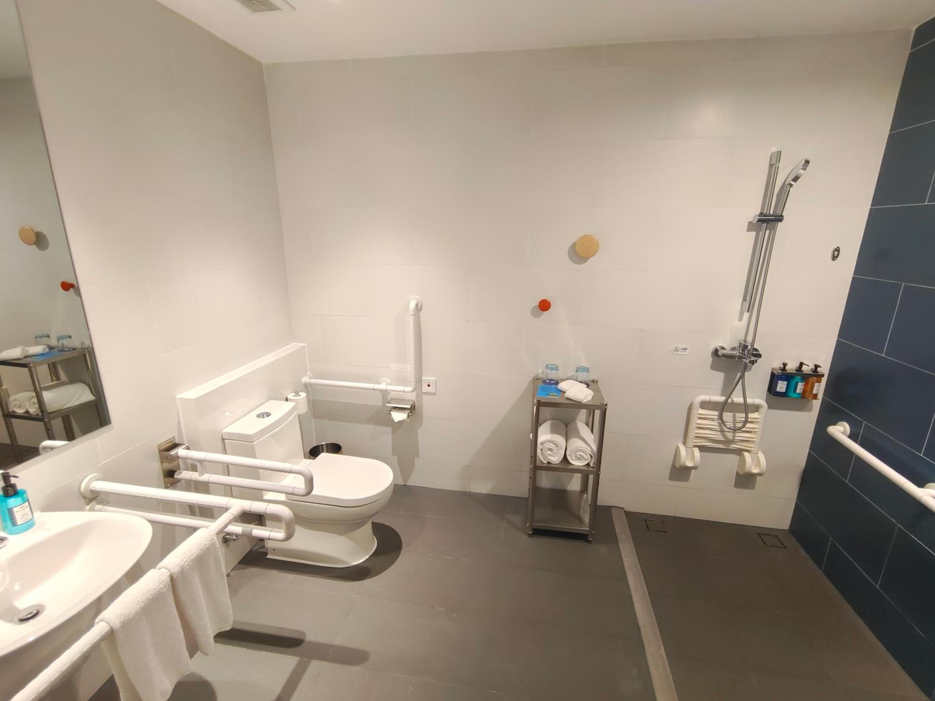 Standard King Room - Accessible - Photo 2