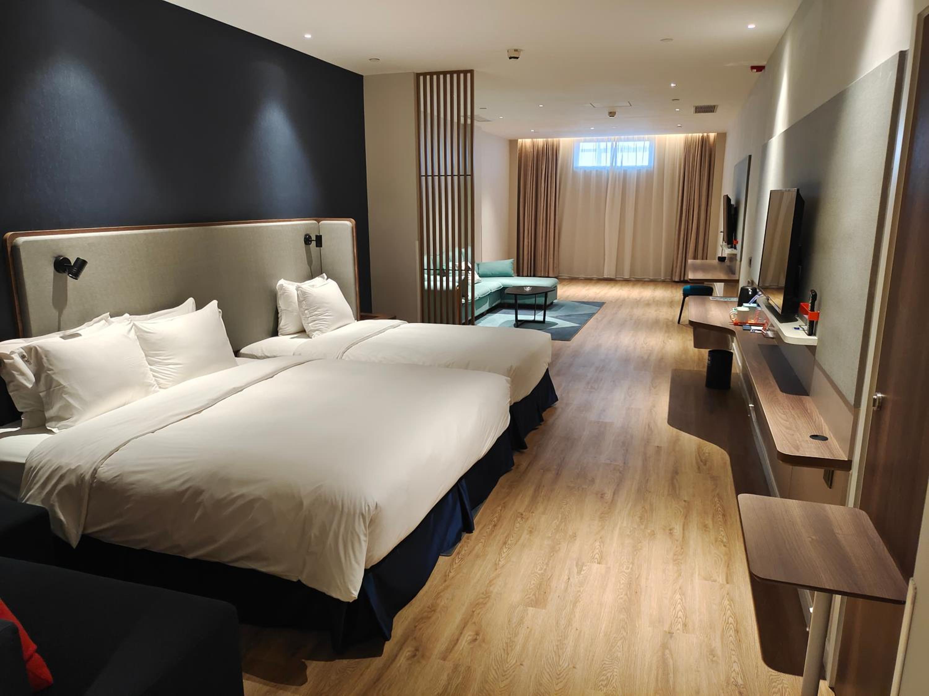 Standard King Room - Accessible - Photo 5