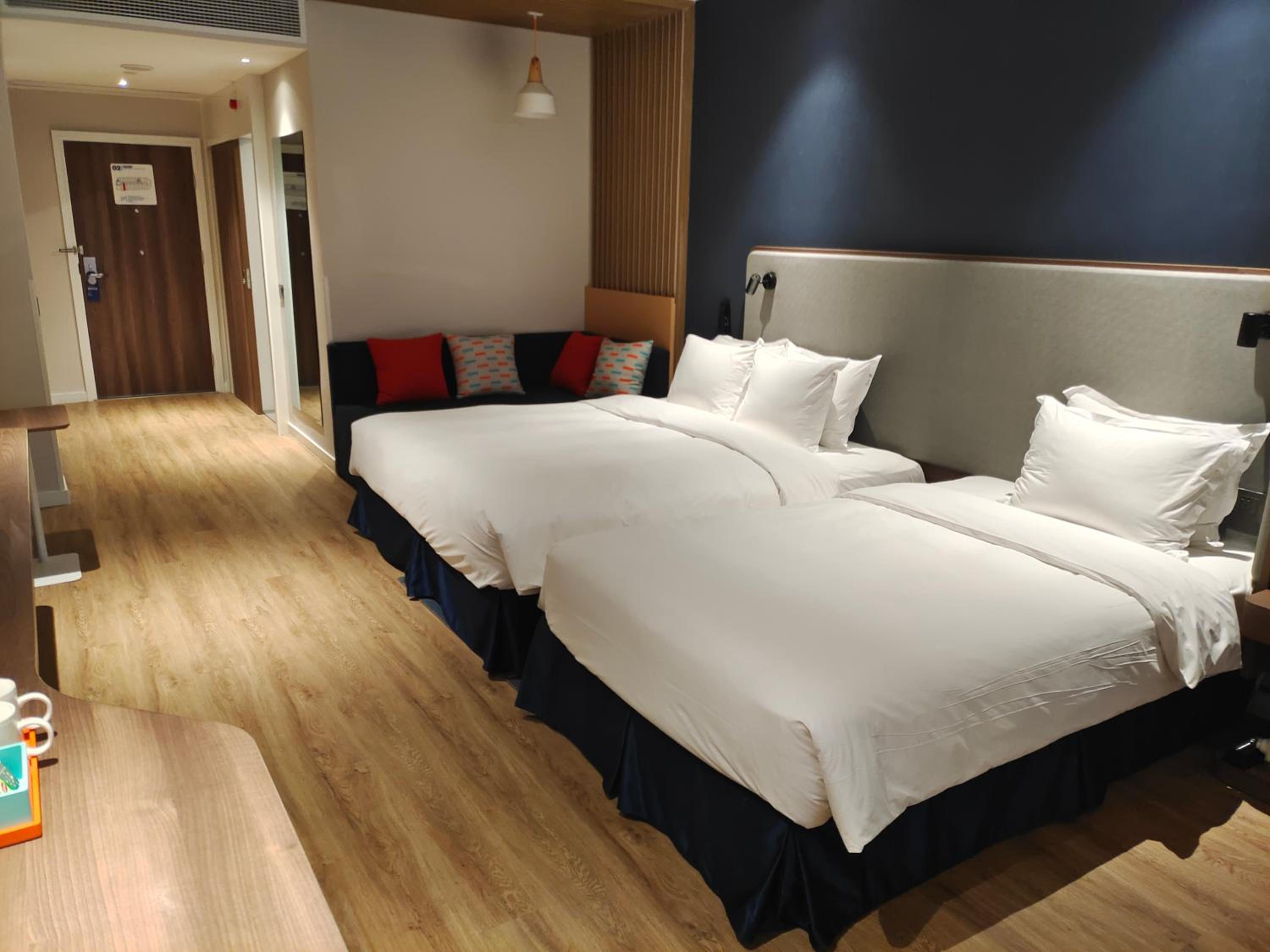 Standard King Room - Accessible - Photo 1