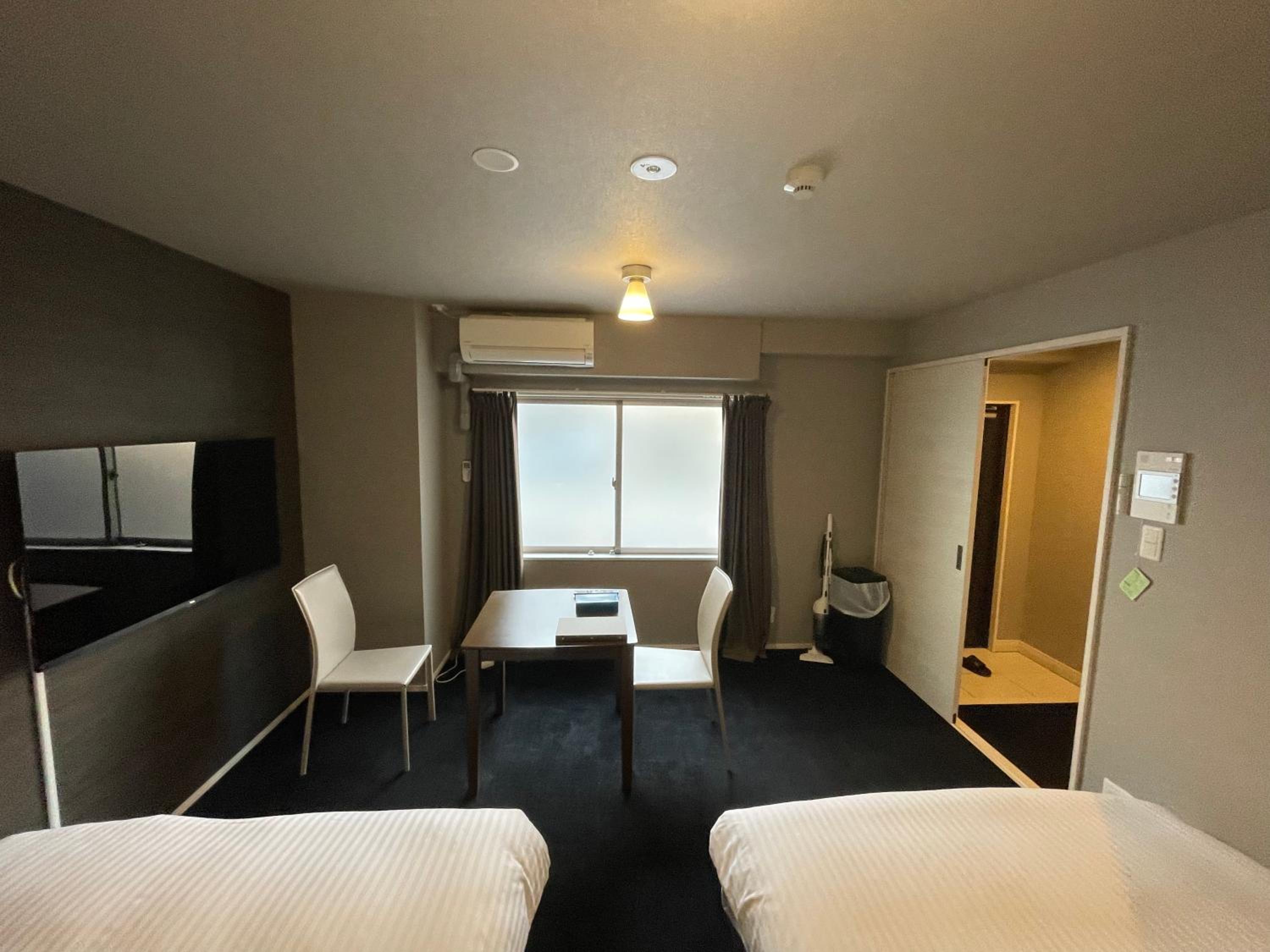 Large Twin Room - Photo 5