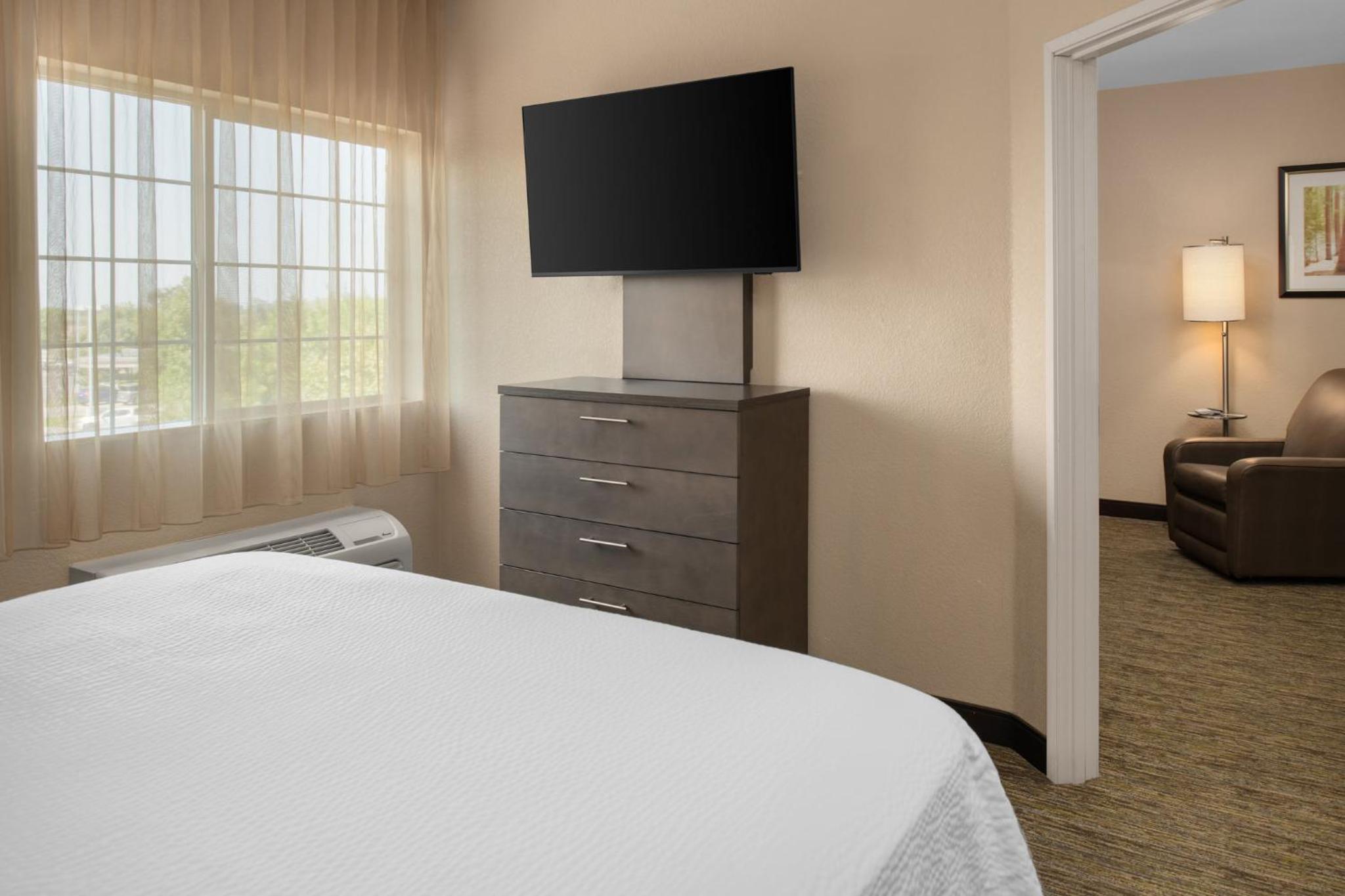 Queen Suite with Bath Tub - Disability Access/Non-Smoking - Photo 1