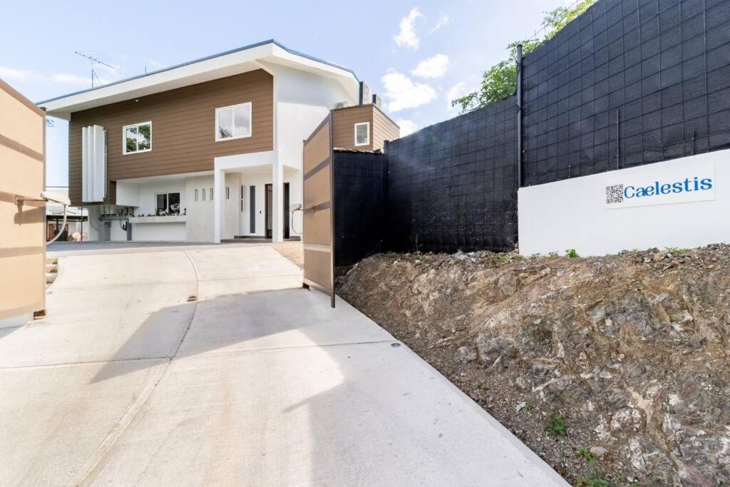 Five-Bedroom House photo 2