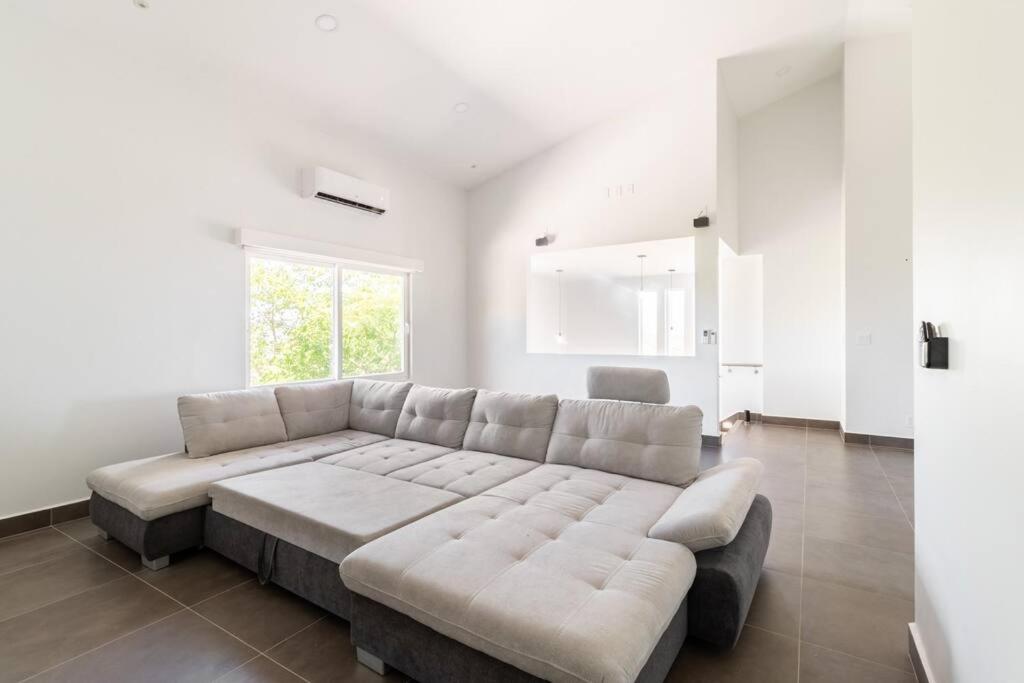 Five-Bedroom House photo 1