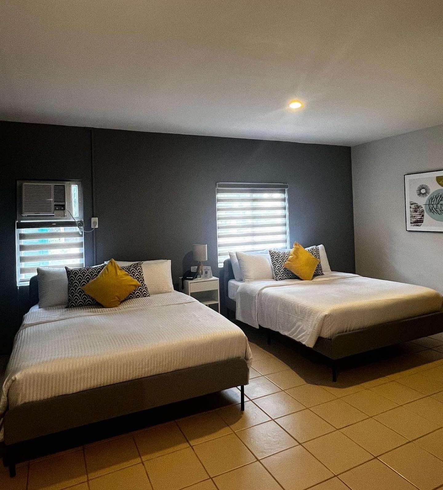 Queen Room with Two Queen Beds photo 2