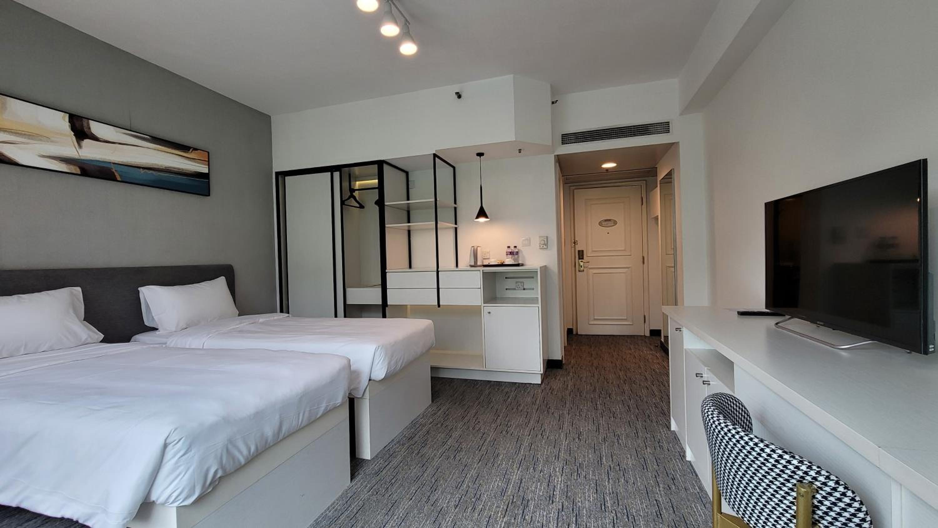 Superior Hillview Room