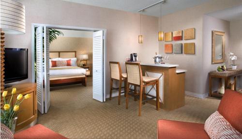 One-Bedroom Deluxe Suite photo 3