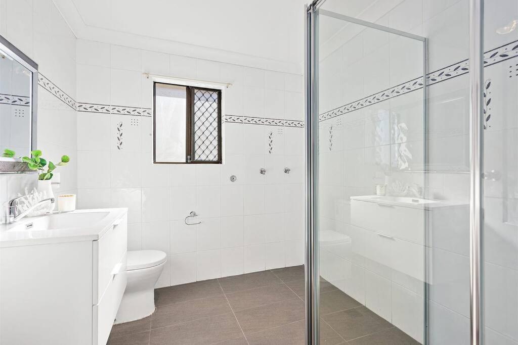 Three-Bedroom House photo 3