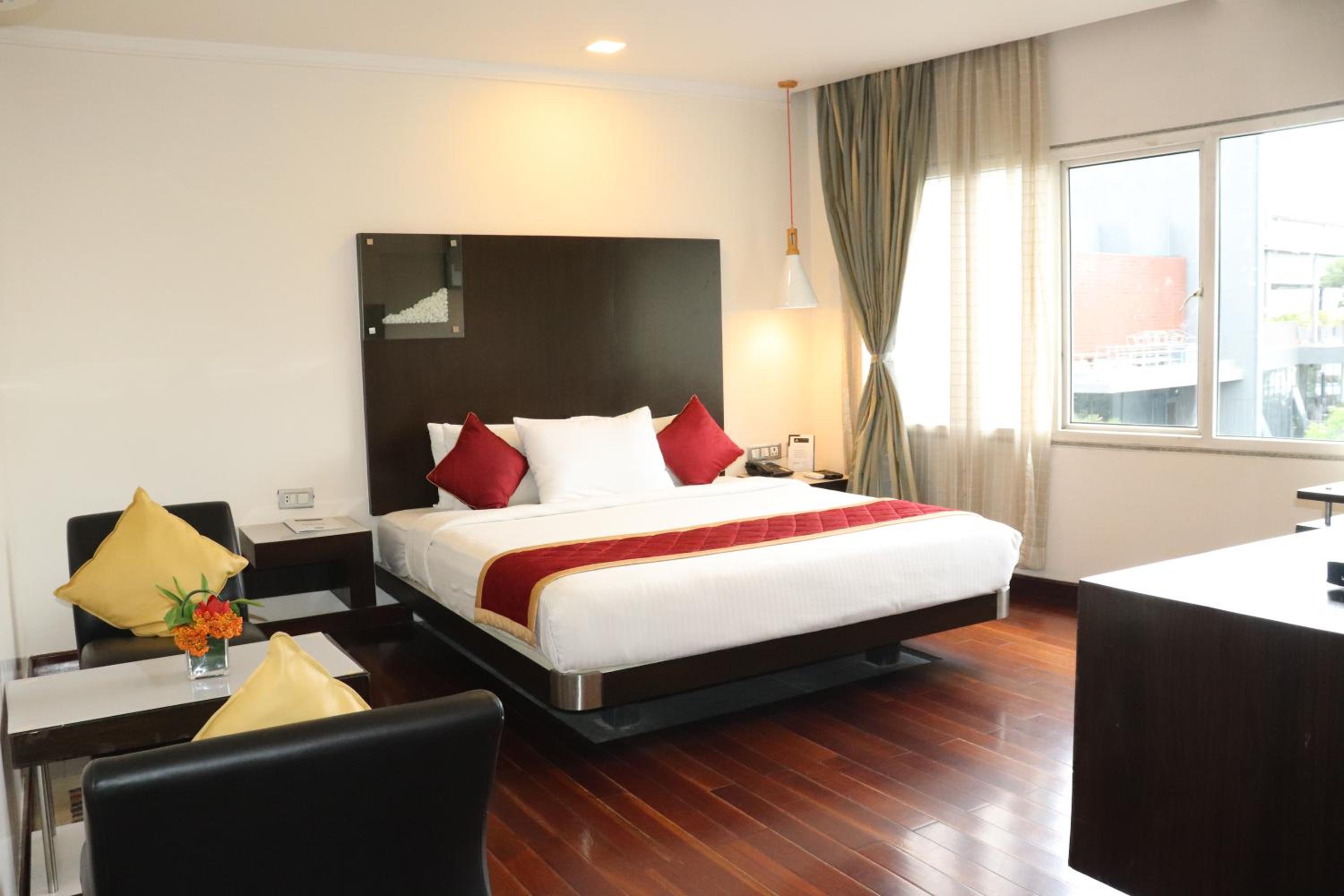 Executive Suite - Photo 4