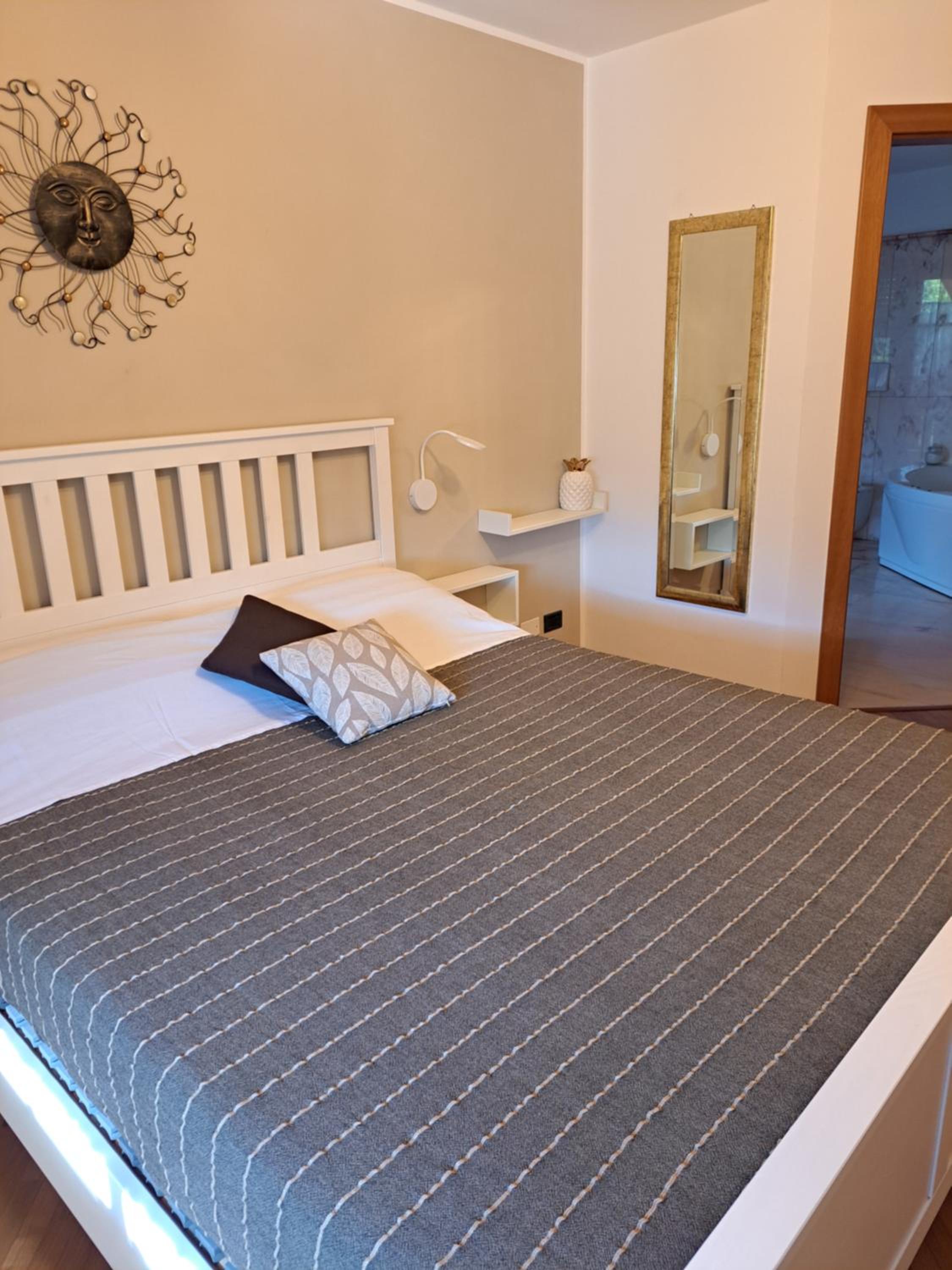 Double Room with Spa Bath - Photo 8